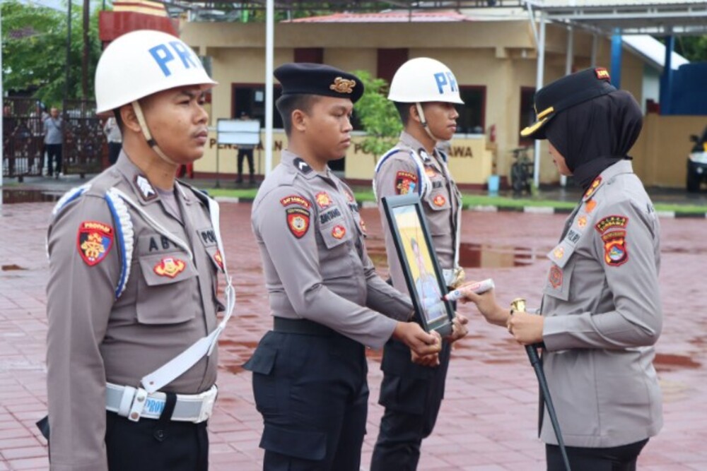 Kapolres Sumbawa AKBP Marieta Dwi Ardhini memimpin upacara pemecatan anggota berinisial SIH di laporan Wicaksana Laghawa, Selasa (13/1).