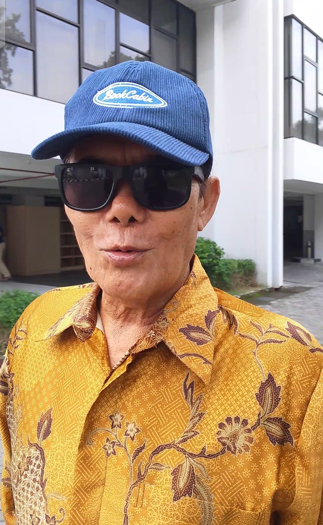DIPERIKSA LAGI: Mantan Bupati Lotim Ali BD saat keluar dari kantor Kejati NTB, Selasa (13/1).