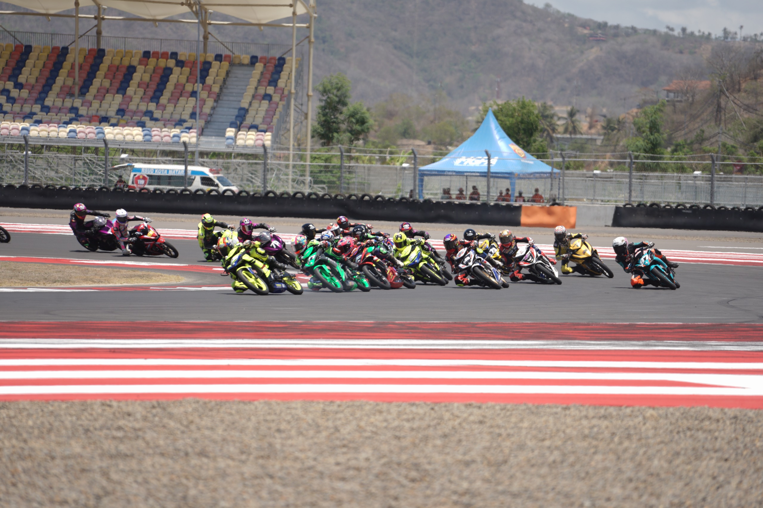 Belasan pembalap motor saat berlaga dalam ajang Mandalika Racing Series (MRS) tahun lalu di Sirkuit Internasional Mandalika, Lombok Tengah.