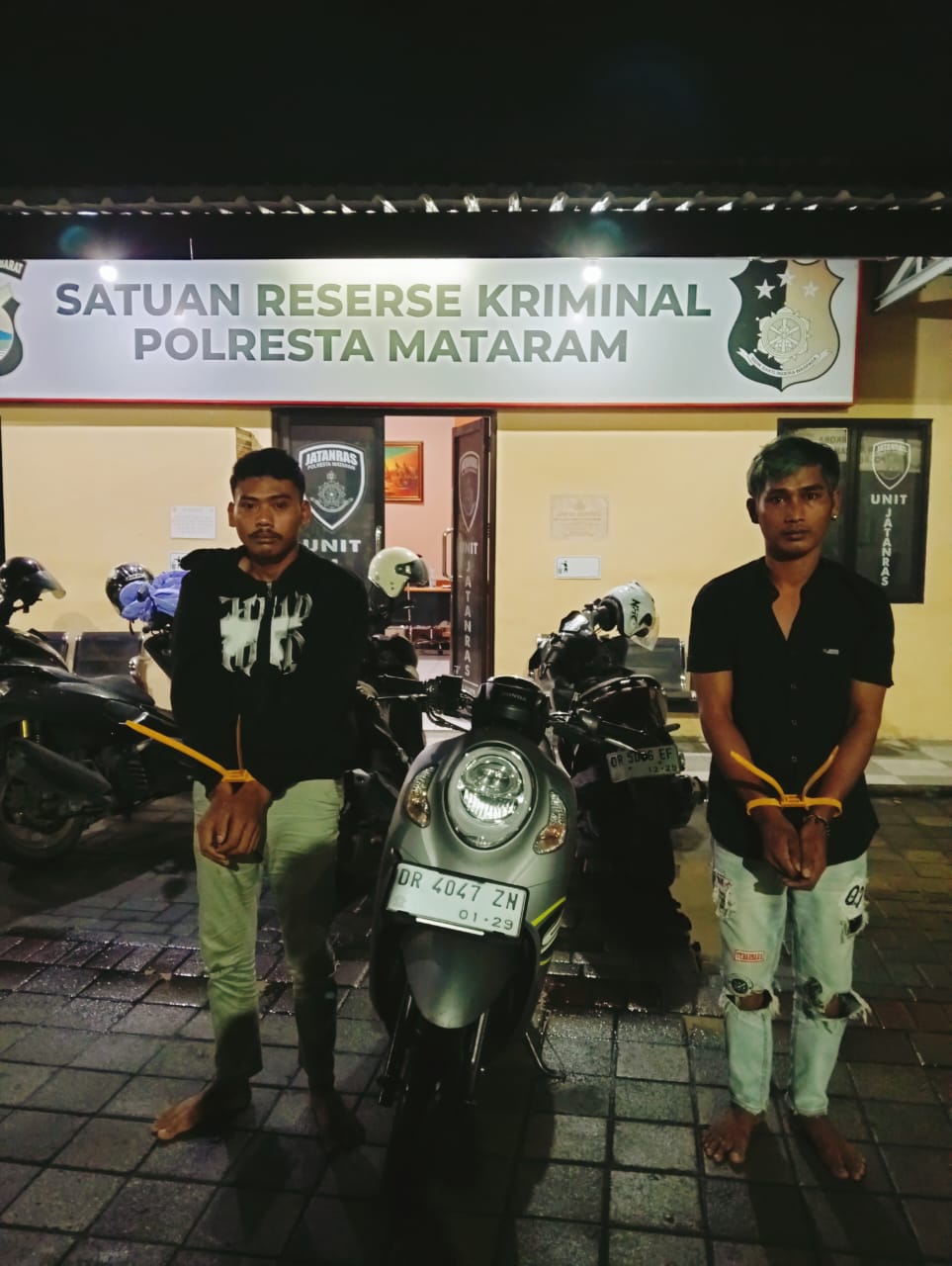 DITANGKAP: Pelaku pencurian sepeda motor MD alias Dani (kanan) bersama SA diringkus tim Jatanras Polresta Mataram, Senin malam (12/1).