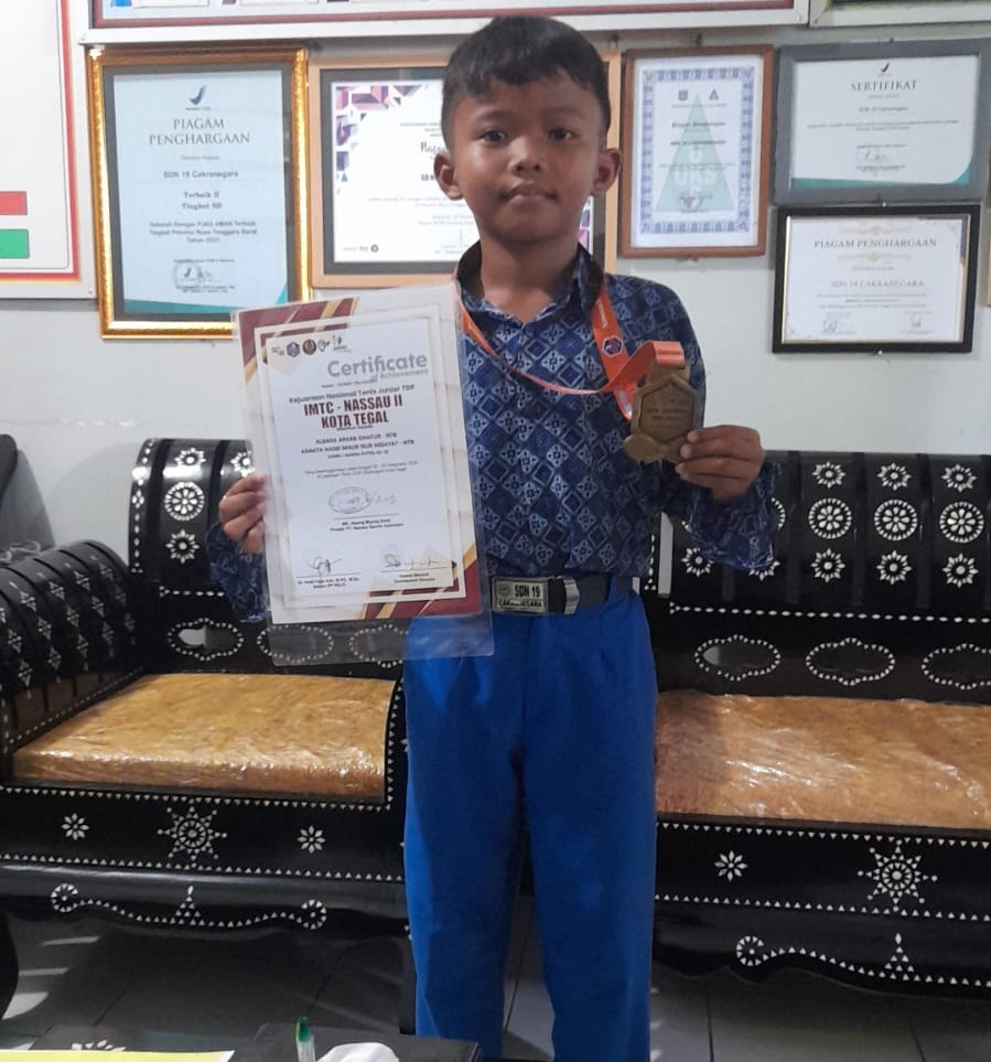 Murid SDN 19 Cakranegara Albara Arkab Ghafur berjaya di kejurnas tenis Junior.