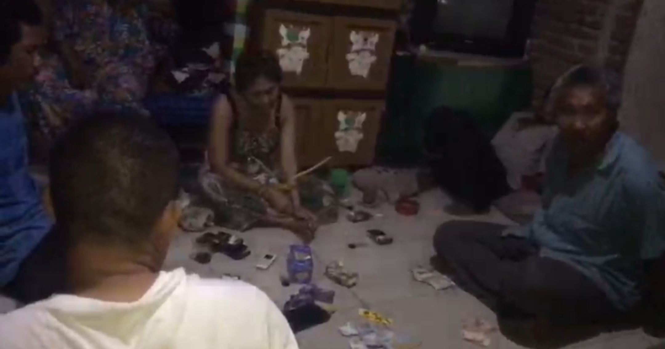 DITANGKAP: Seorang IRT pengedar sabu berinisial R ditangkap Satresnarkoba Polresta Mataram di wilayah Ampenan, Senin (12/1).