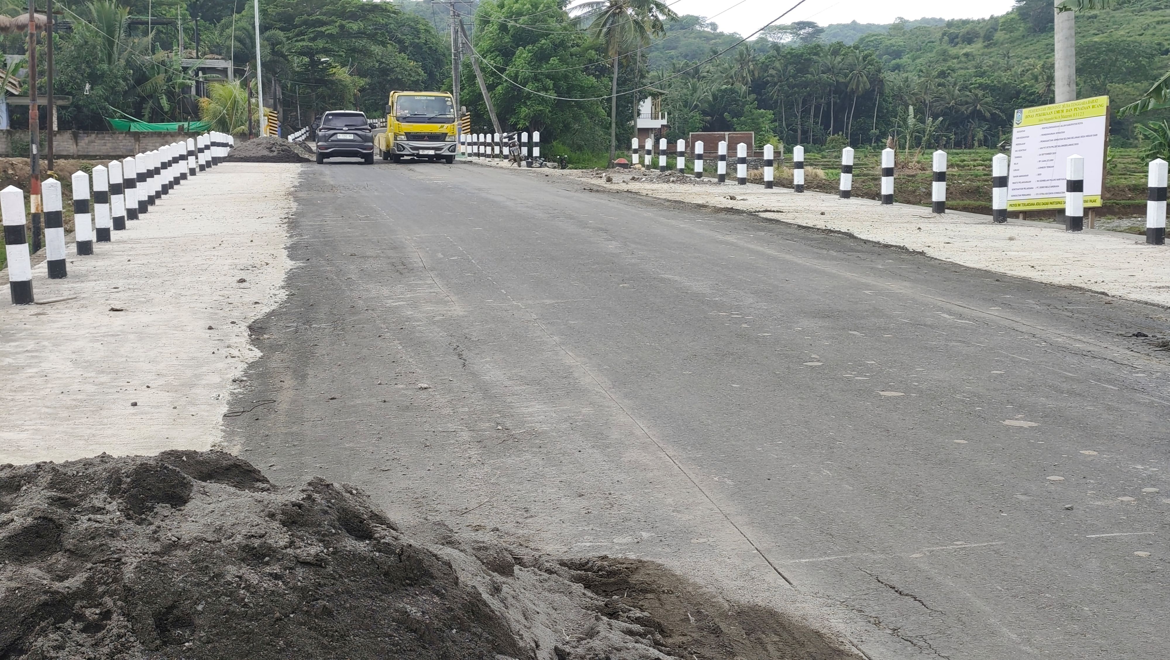 Salah satu ruas jalan pemprov NTB yang berada di jalan wisata Selong Belanak-Mawun di Desa Mekar Sari, Praya Barat, Lombok Tengah telah mulus dan diperlebar, Selasa (13/1).