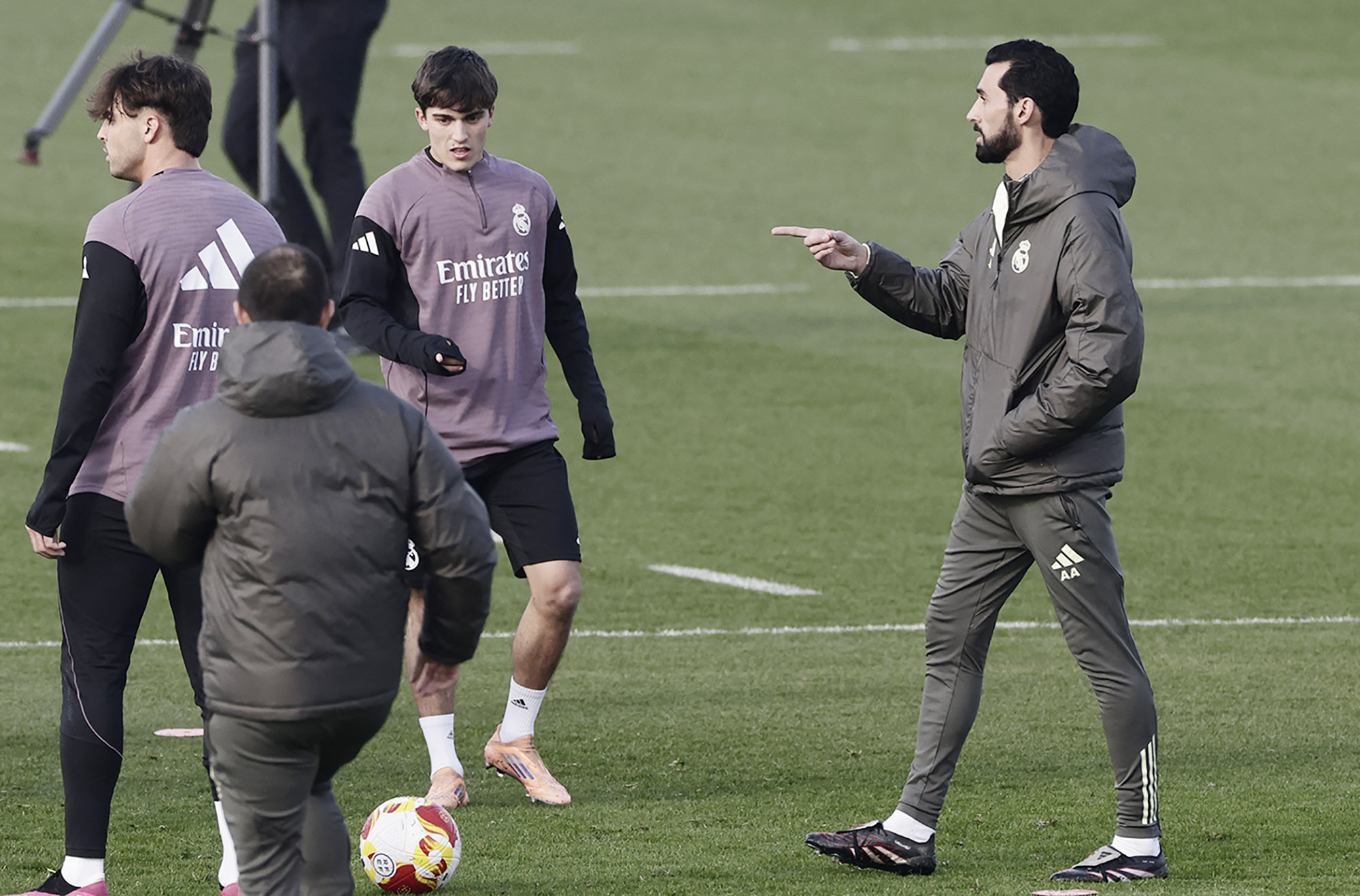 Pelatih baru Real Madrid, &Aacute;lvaro Arbeloa (kanan), memimpin sesi latihan tim di Real Madrid Sports City, Valdebebas, pada 13 Januari 2026. (Foto: OSCAR DEL POZO / AFP)