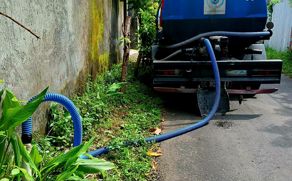SUPLAI AIR BERSIH SEMENTARA: Mobil tangki PT Air Minum Giru Menang melakukan injeksi pemenuhan air bersih warga selama masa penormalan jaringan.