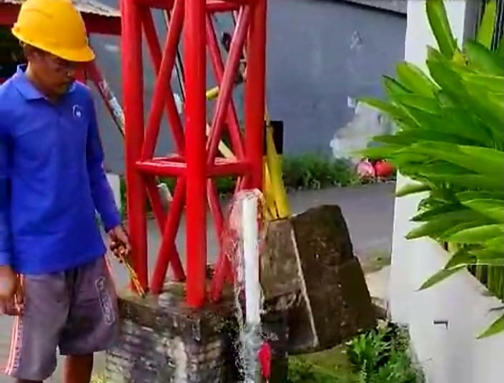 PERCEPAT PERBAIKAN: Petugas teknis PT Air Minum Giri Menang melakukan pengecekan jaringan air di wilayah Rembiga.
