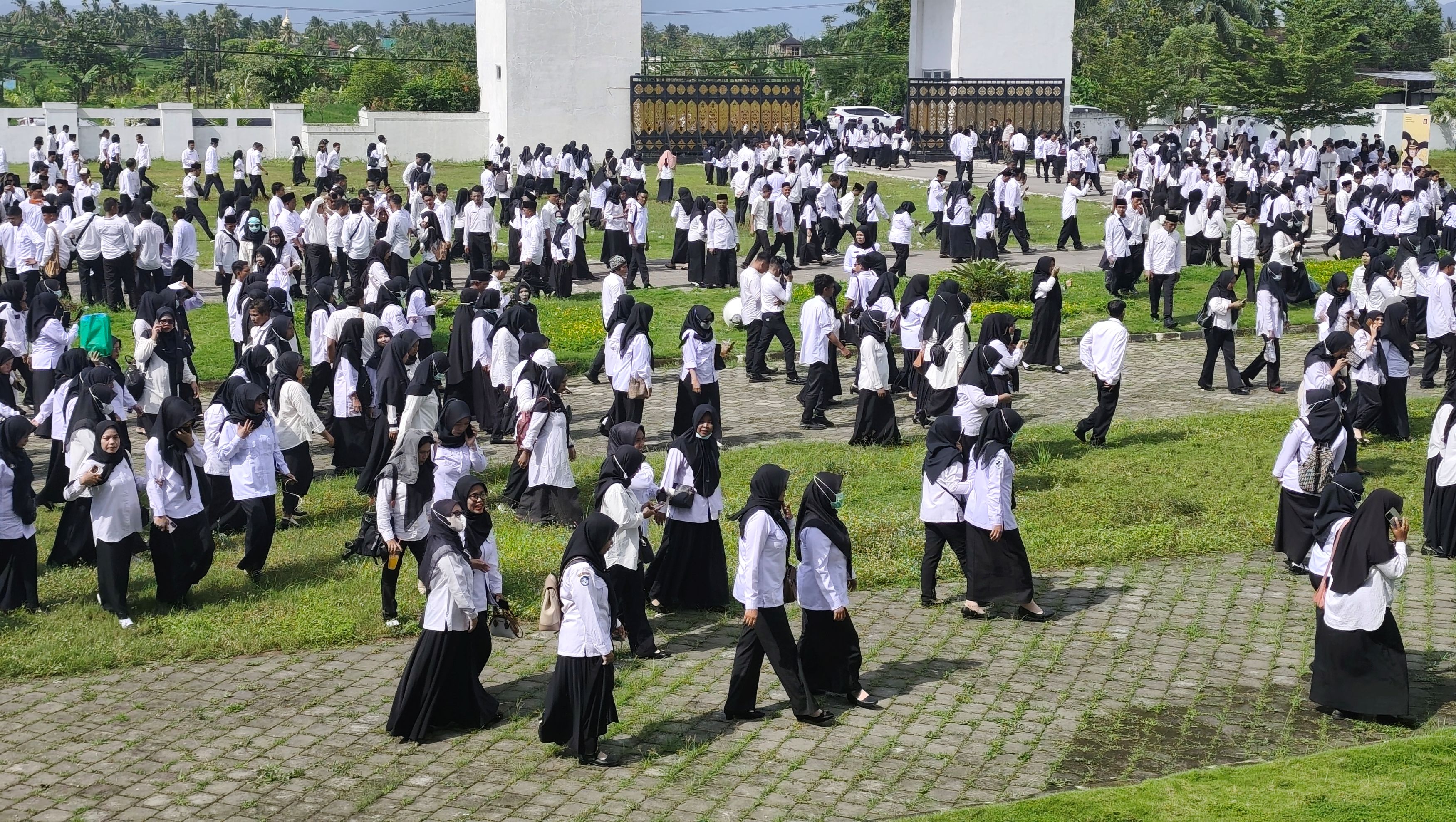 Ribuan PPPK paro waktu usai menerima SK Pengangkatan di halaman kantor bupati, beberapa waktu lalu