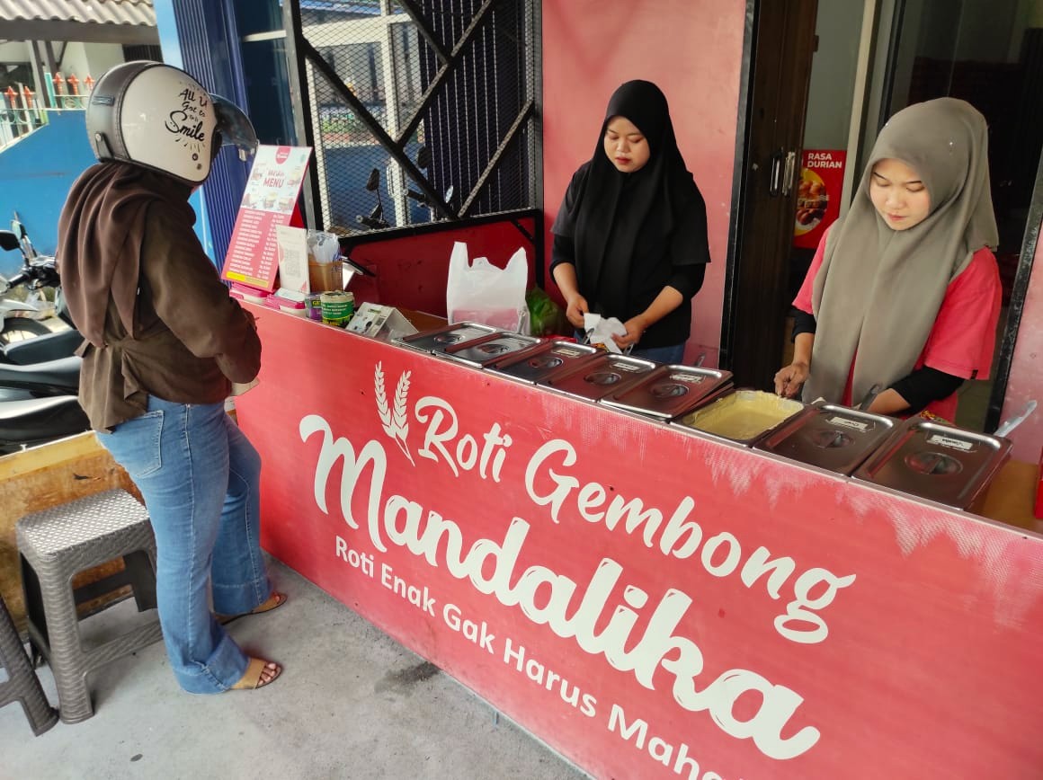 DIMINATI: Pelanggan membeli roti di outlet Roti Gembong Mandalika di Mataram, Selasa (13/1).