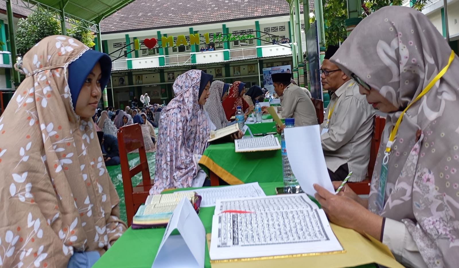 Siswa MAN 1 Mataram melaksanakan program tahsin di aula madrasah setempat, Rabu (14/1). MAN 1 Mataram menuju madrasah Internasional, siapkan kelas berstandar dunia.
