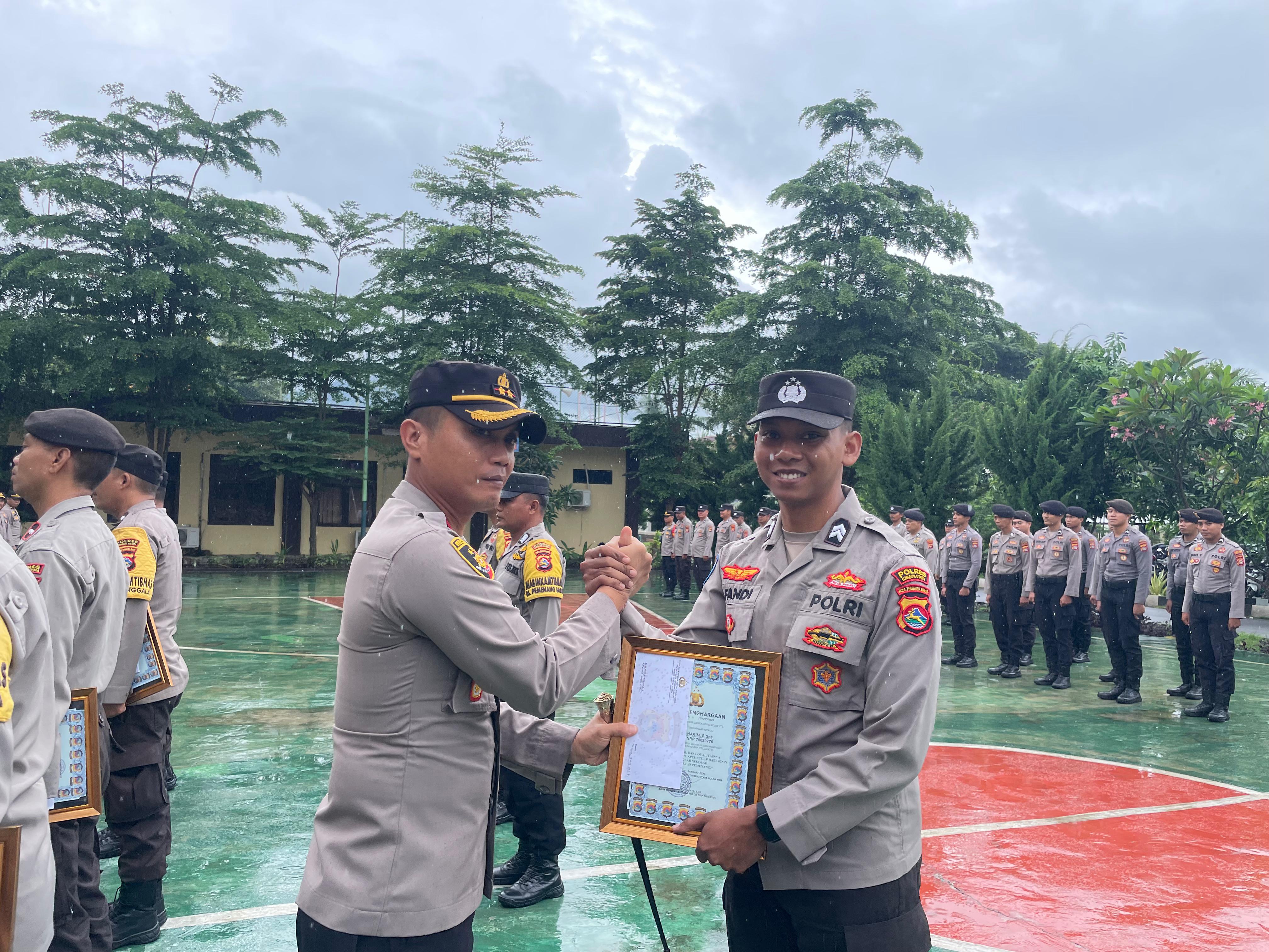 BERPRESTASI: Kapolres KLU memberikan penghargaan kepada personel yang menunjukkan dedikasi, loyalitas, dan kinerja melebihi tugas pokok