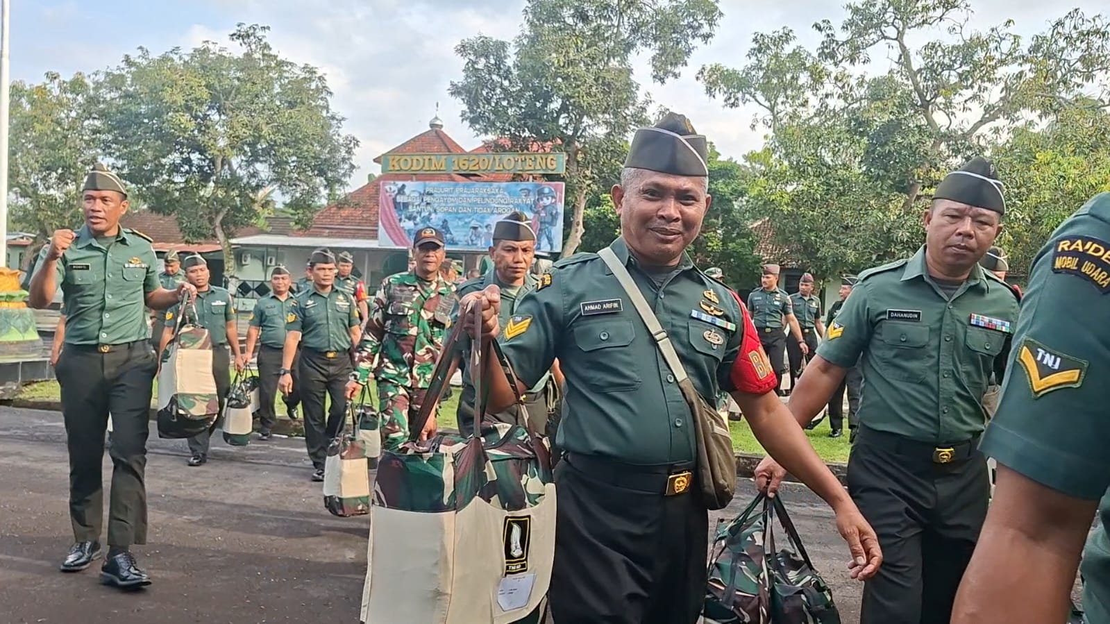 personel Kodim 1620/Lombok Tengah menerima pendistribusian satu paket Perlengkapan Perorangan Lapangan (Kaporlap) baru.