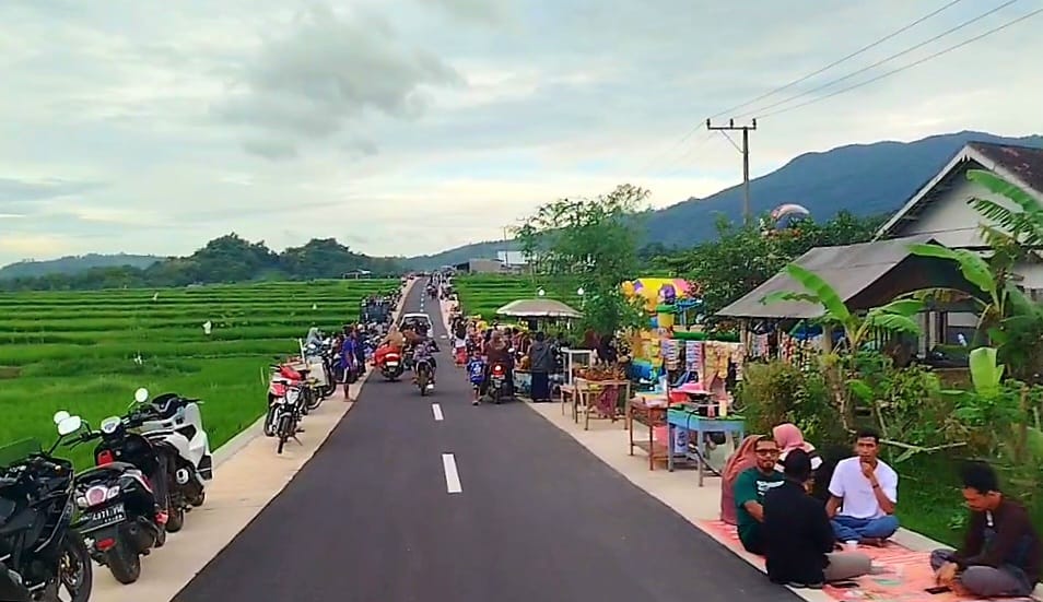 BAWA BERKAH: Jalan baru di Desa Banyu Urip membawa berkah bagi masyarakat desa setempat karen selalu ramai dikunjungi warga.