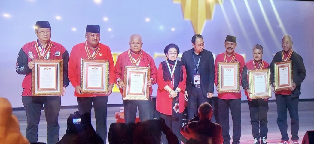 Ketua DPD PDIP NTB H Rachmat Hidayat (tiga dari kiri) menerima piagam penghargaan dari Ketua Umum PDIP Megawati Soekarnoputri atas dedikasi dan loyalitasnya ke partai.