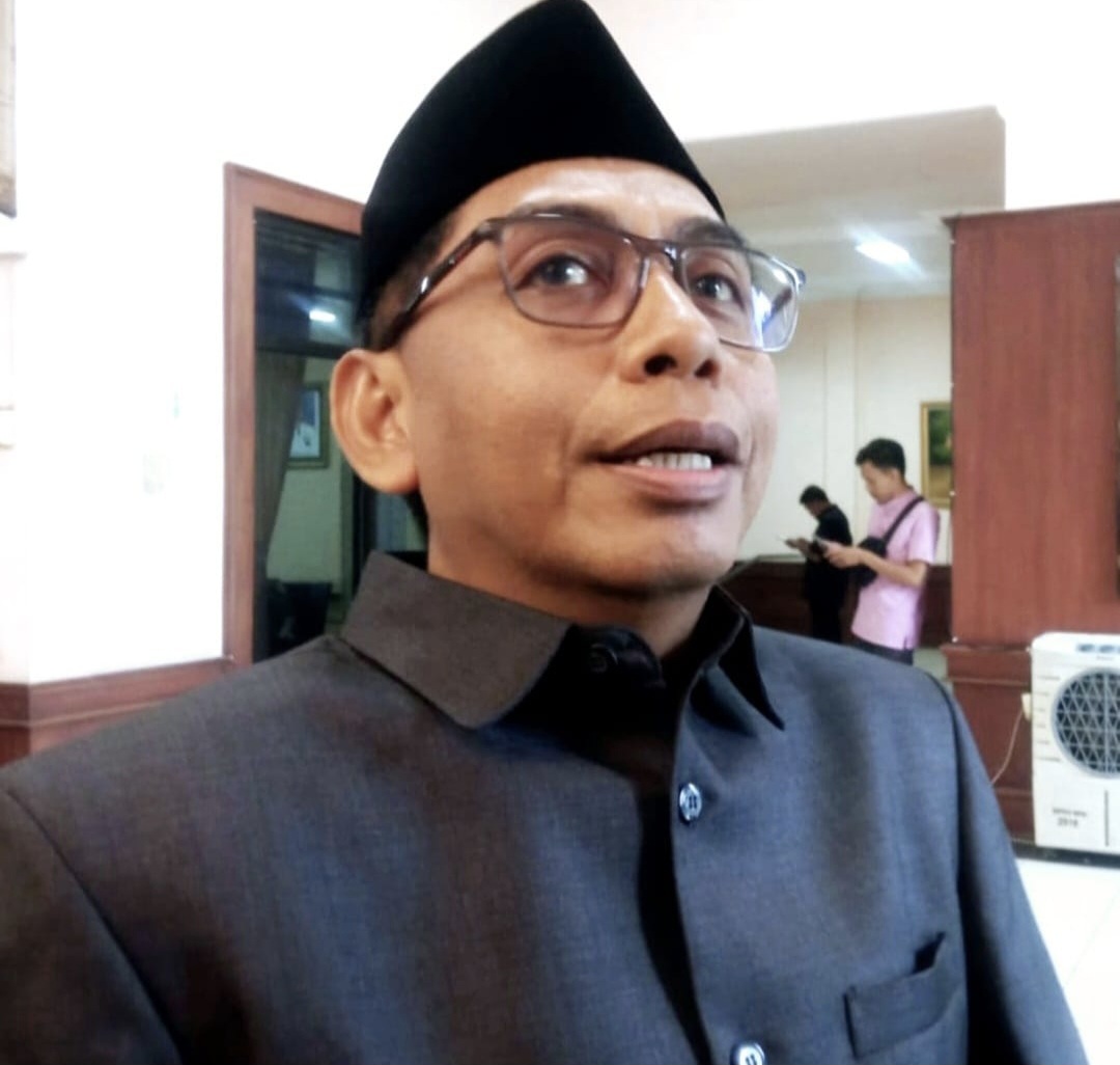 Anggota Fraksi PKS DPRD NTB Sambirang Ahmadi mengatakan pejabat yang demosi harus pensiun lebih cepat karena syarat usia.