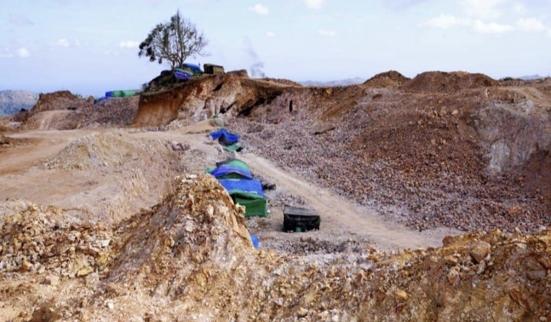 Salah satu tambang emas ilegal di Sekotong, Lombok Barat, yang disegel Satgas Koordinasi dan Supervisi Wilayah V KPK tahun 2025. Tambang ilegal menyisakan tumpukan galian tanah dan bukit gundul.
