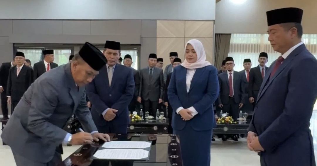Penandatangan SK pengambilan sumpah jabatan yang diwakili Asisten I Setda NTB Fathul Gani (kiri), di hadapan Gubernur NTB Lalu Muhamad Iqbal, Jumat (9/1).