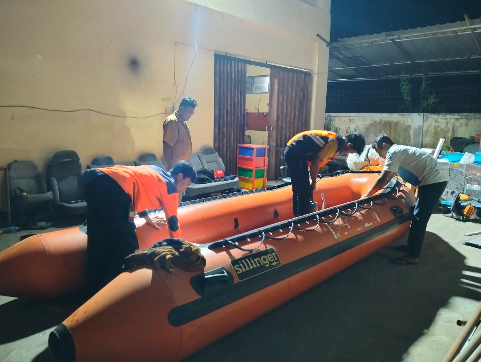 Perahu karet disiapkan untuk mengevakuasi korban banjir di Lombok Barat dan Lombok Tengah oleh Pemprov NTB.