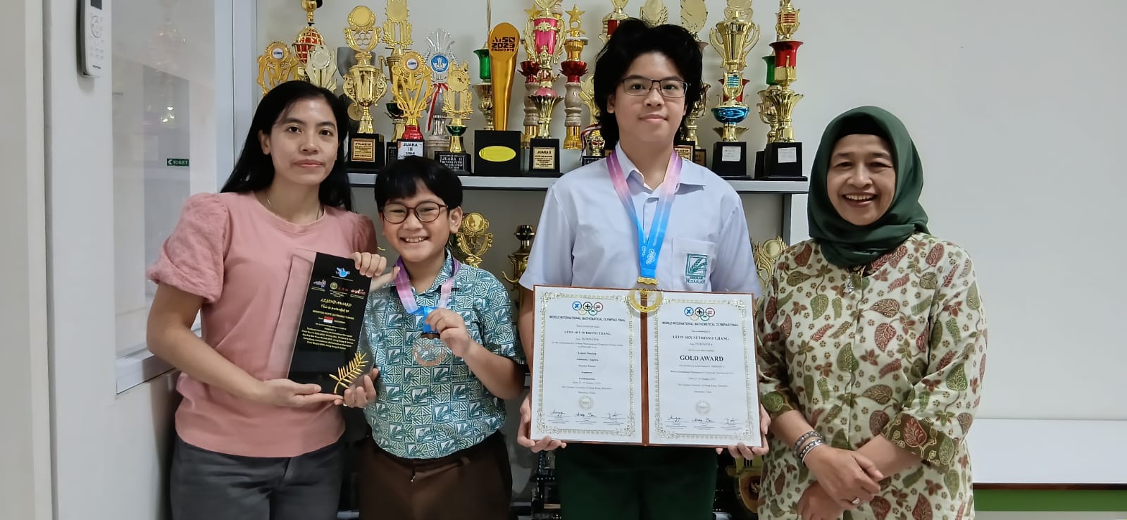 Leon Sky Sutrisno Tjiang dan adiknya, Winston Hope Sutrisno, sukses membawa pulang sederet penghargaan bergengsi dari ajang World International Mathematics Olympiad (WIMO) 2026 berlangsung di China.