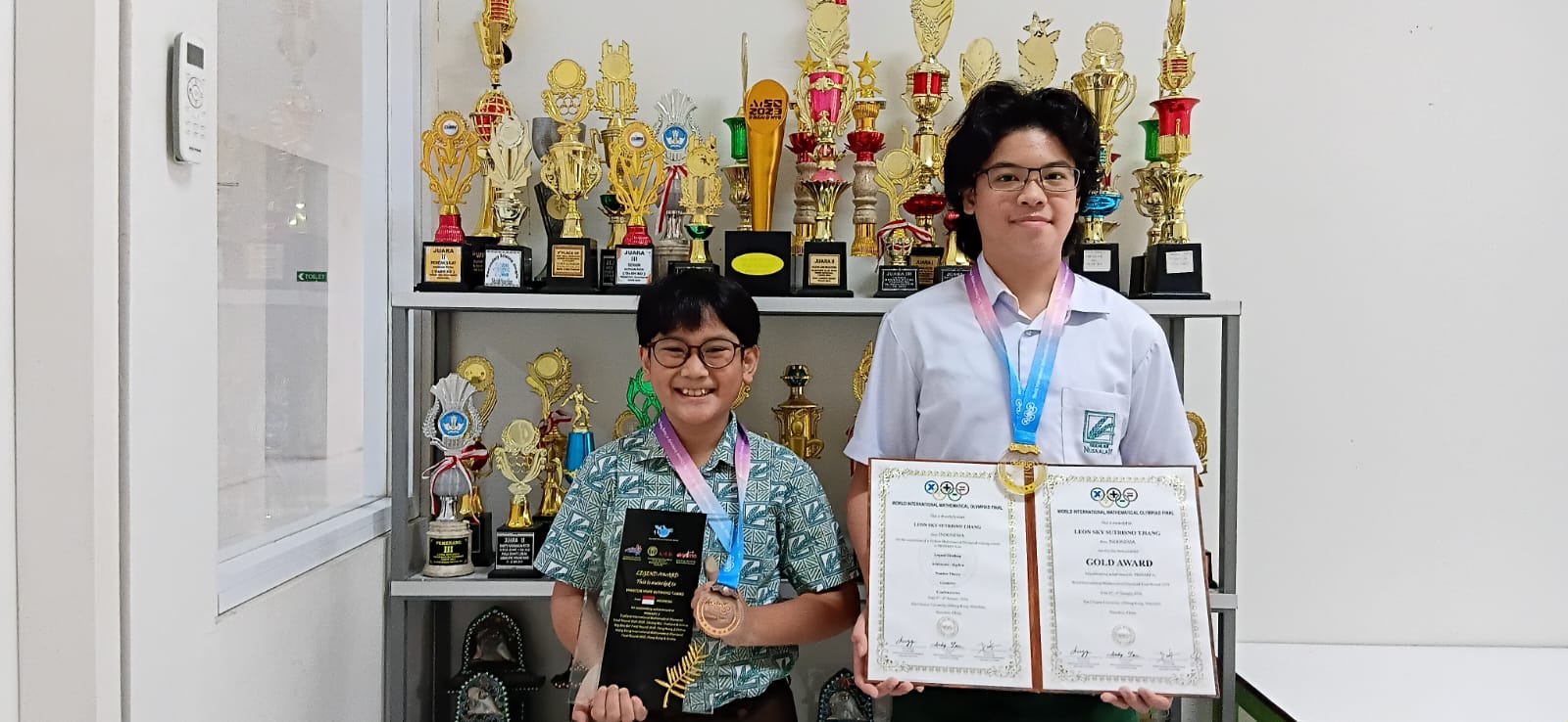 Leon Sky Sutrisno Tjiang dan adiknya, Winston Hope Sutrisno, sukses membawa pulang sederet penghargaan bergengsi dari ajang World International Mathematics Olympiad (WIMO) 2026 berlangsung di China.