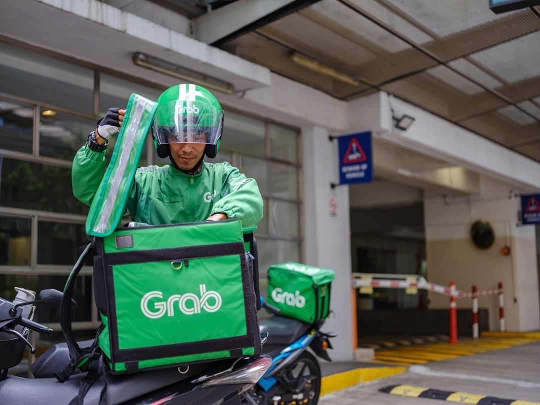 Salah satu aplikator ojek online yang beroperasi di wilayah Kota Mataram dan sekitarnya.