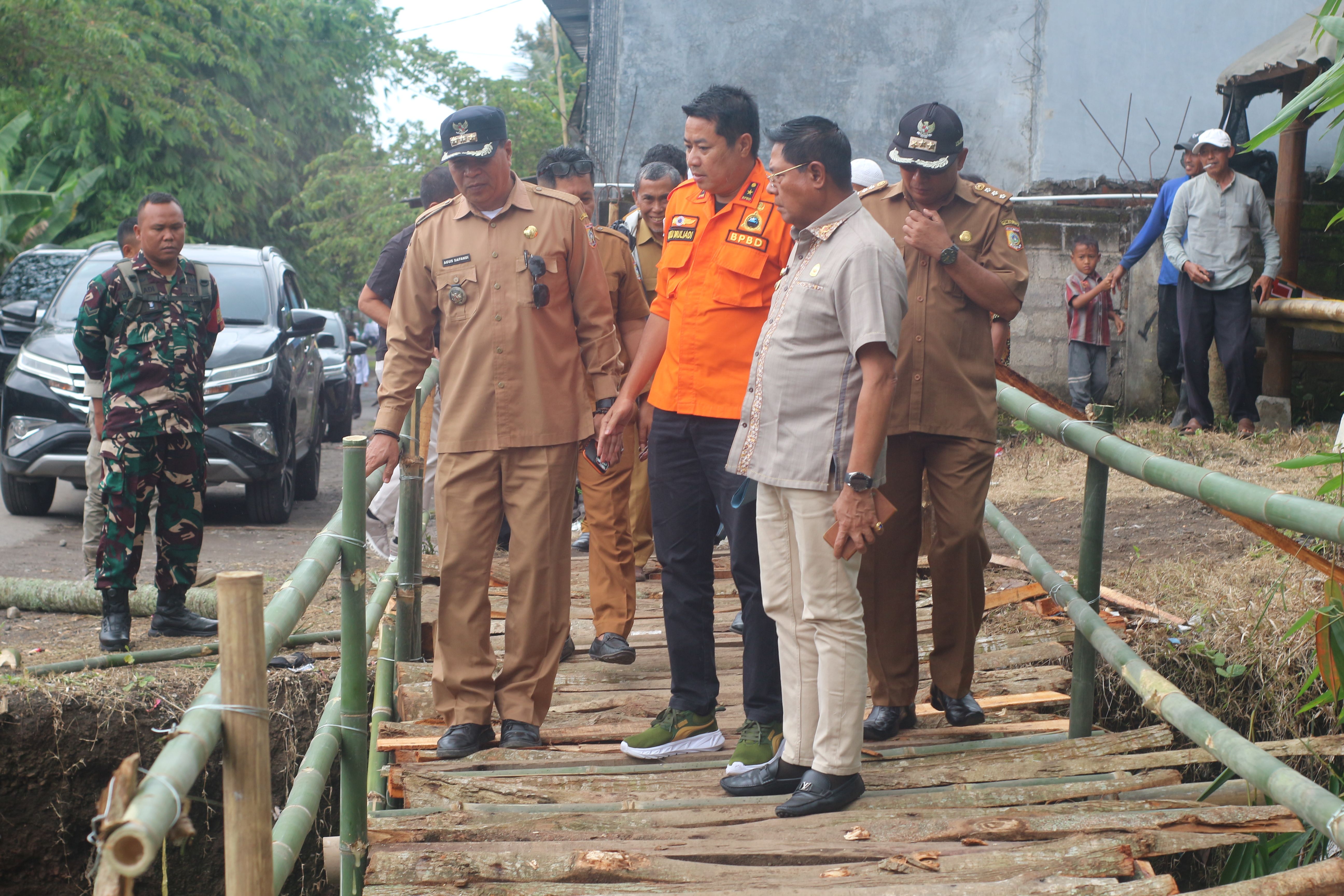 Bupati Lombok Timur Haerul Warisin saat meninjau kondisi jembatan penghubung Kecamatan Masbagik dan Kecamatan Pringgasela yang putus beberapa waktu lalu, Selasa (13/1).