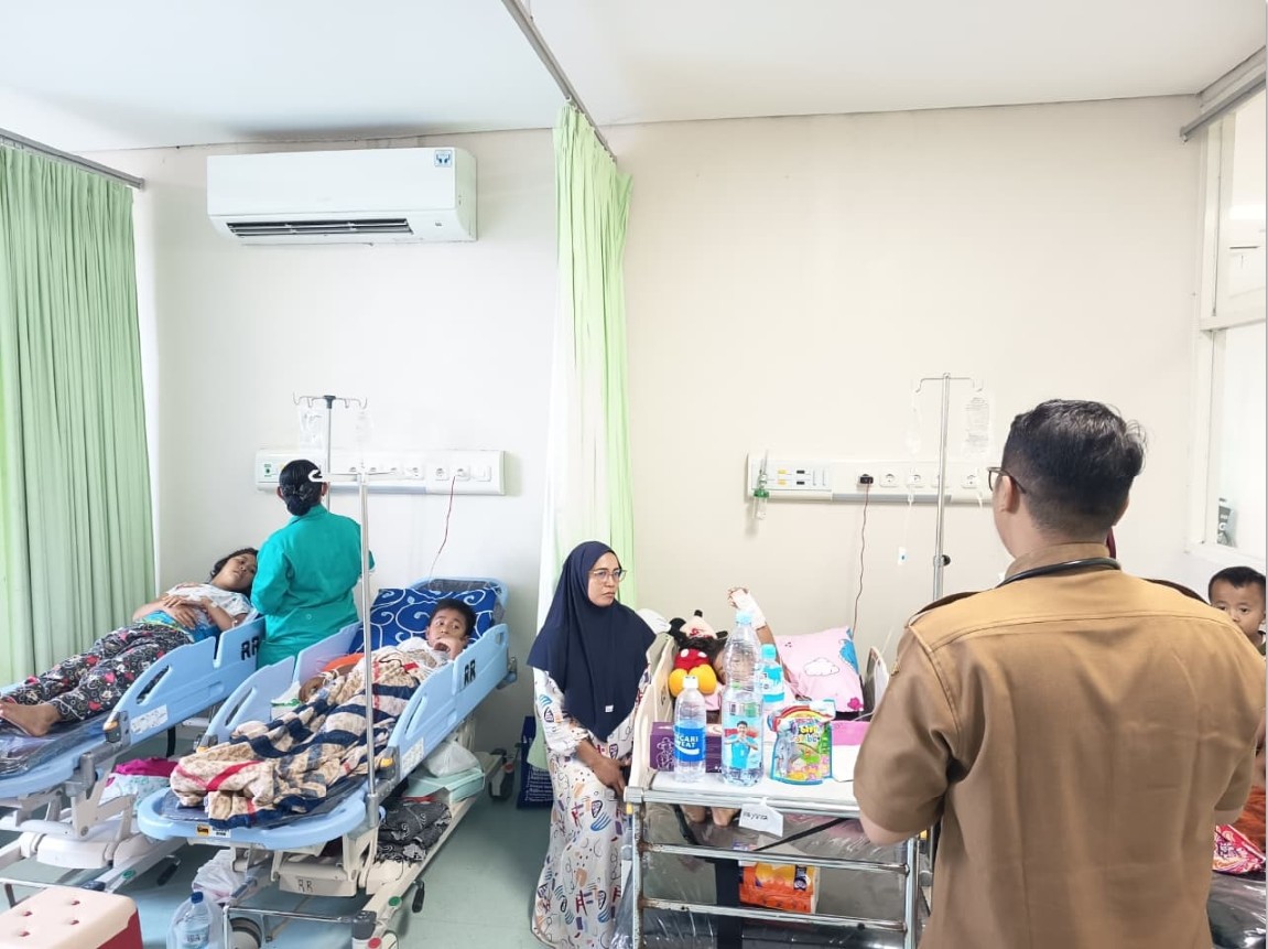 PERAWATAN INTENSIF: Suasana ruang rawat inap yang menangani pasien terdampak MBG di RSUD Prof. Dr. Soekandar, Kecamatan Mojosari, Kabupaten Mojokerto, Selasa (13/1).
