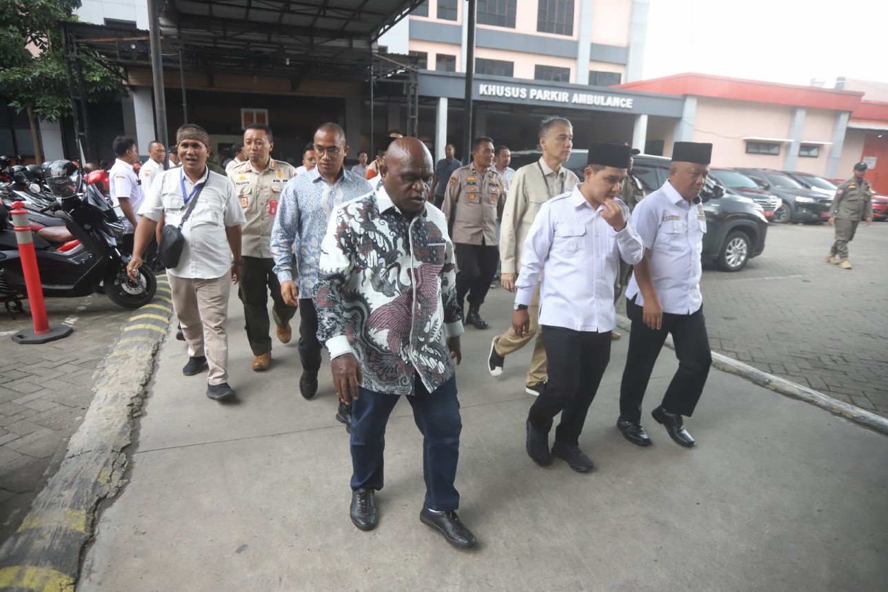 MASIH DIRAWAT: Menteri HAM Natalius Pigai didampingi Bupati Mojokerto Muhammad Albarraa menjenguk siswa korban diduga keracunan MBG yang masih menjalani perawatan di RSUD Prof. dr. Soekandar.