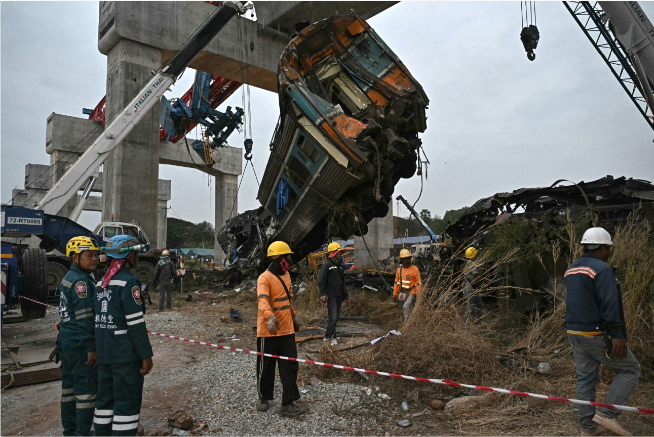 EVAKUASI: Petugas mengevakuasi gerbong kereta yang mengalami kecelakaan akibat runtuhnya derek konstruksi di Provinsi Nakhon Ratchasima, Thailand, Rabu (14/1).