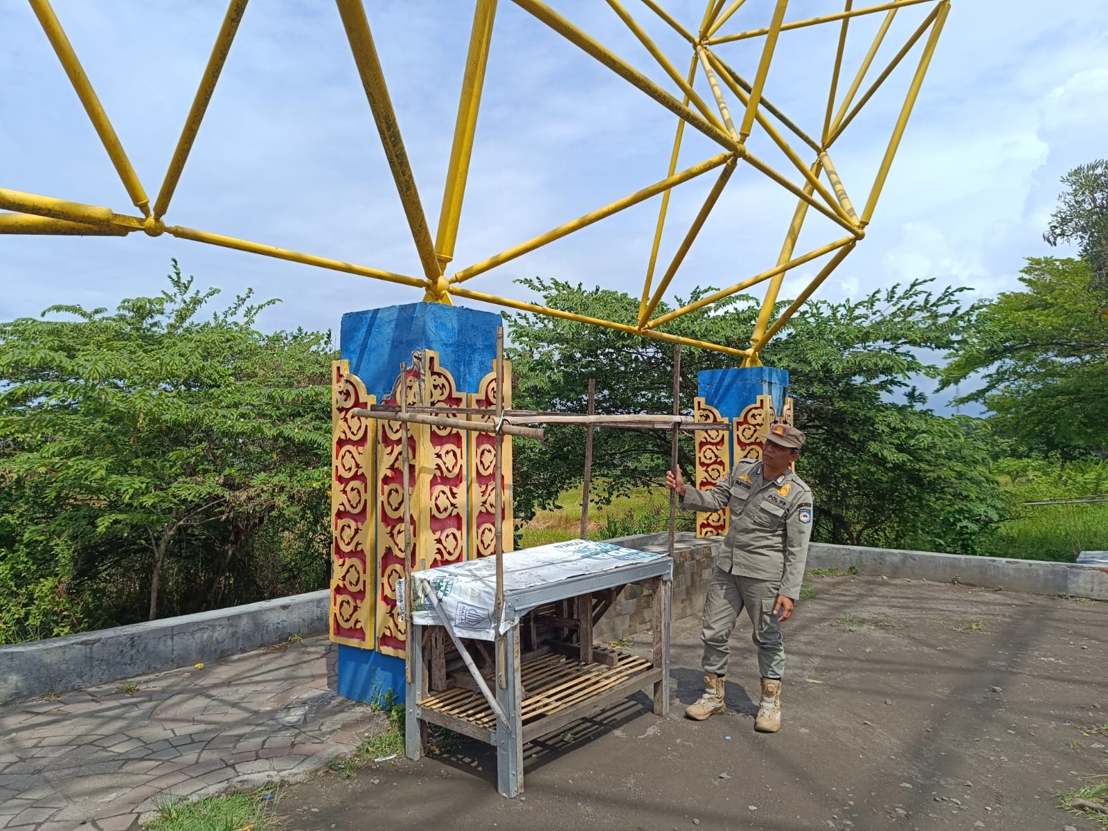 Satpol PP Kota Mataram bongkar PKL Kota Mataram