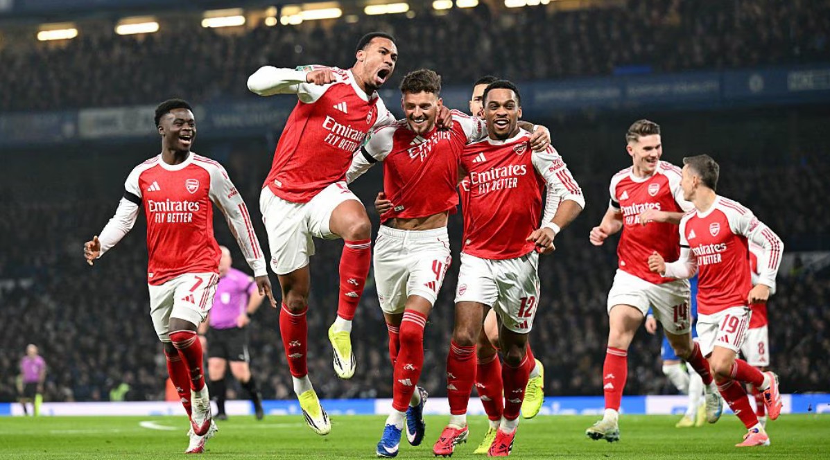 Pemain Arsenal merayakan gol yang dicetak Ben White saat menghadapi Chelsea di Carabao Cup.