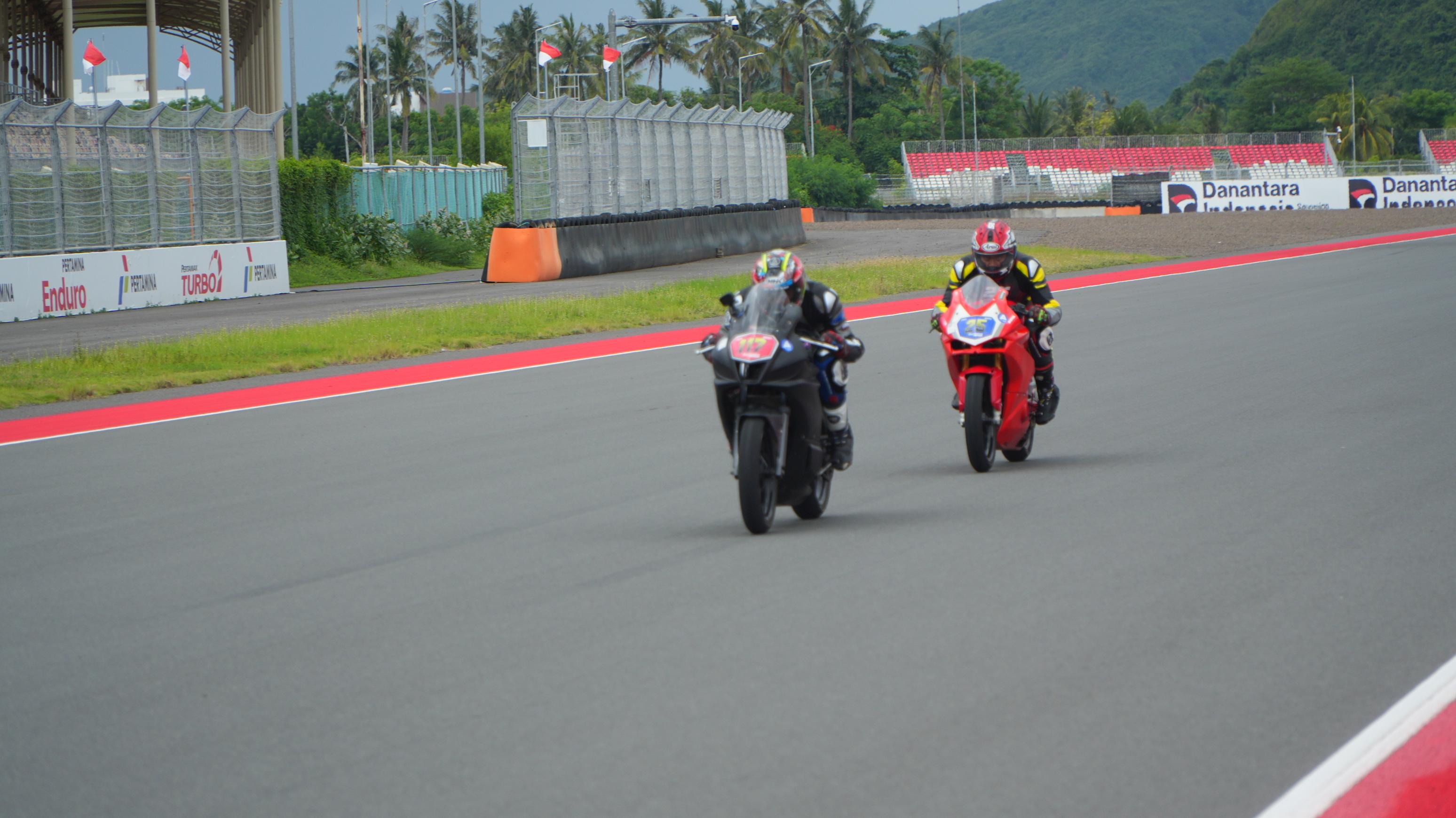 Sejumlah pembalap menjajal lintasan dalam kegiatan Mandalika Track Day di Sirkuit Internasional Mandalika