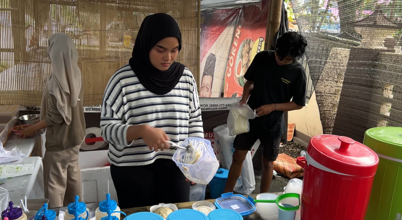 Darah siapkan kuliner baru Ketan Susu viral di Kota Praya, Lombok Tengah, Rabu (14/1).