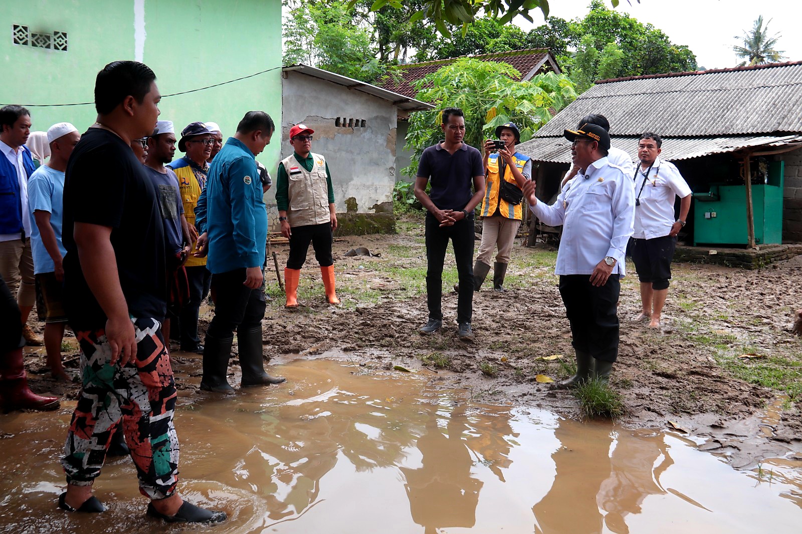 CEK DAMPAK BANJIR: Bupati Lombok Barat Lalu Ahmad Zaini saat meninjau lokasi banjir di wilayah Sekotong, Rabu (14/1).