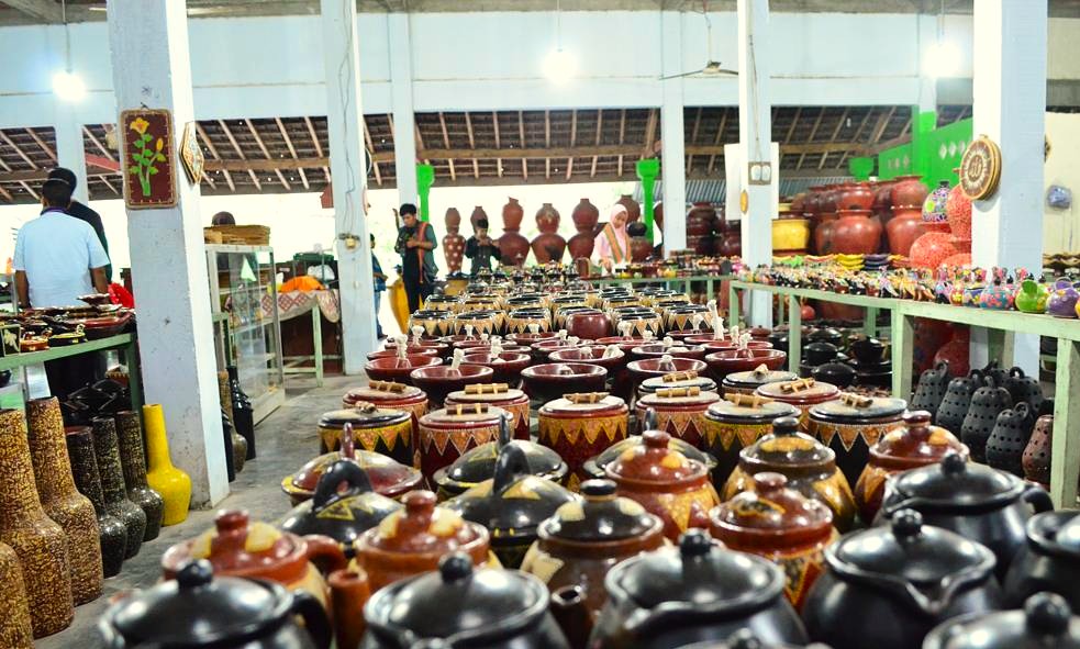 BERINOVASI: Kumpulan produk gerabah Banyumulek yang kini mulai berinovasi mengikuti tren pasar.