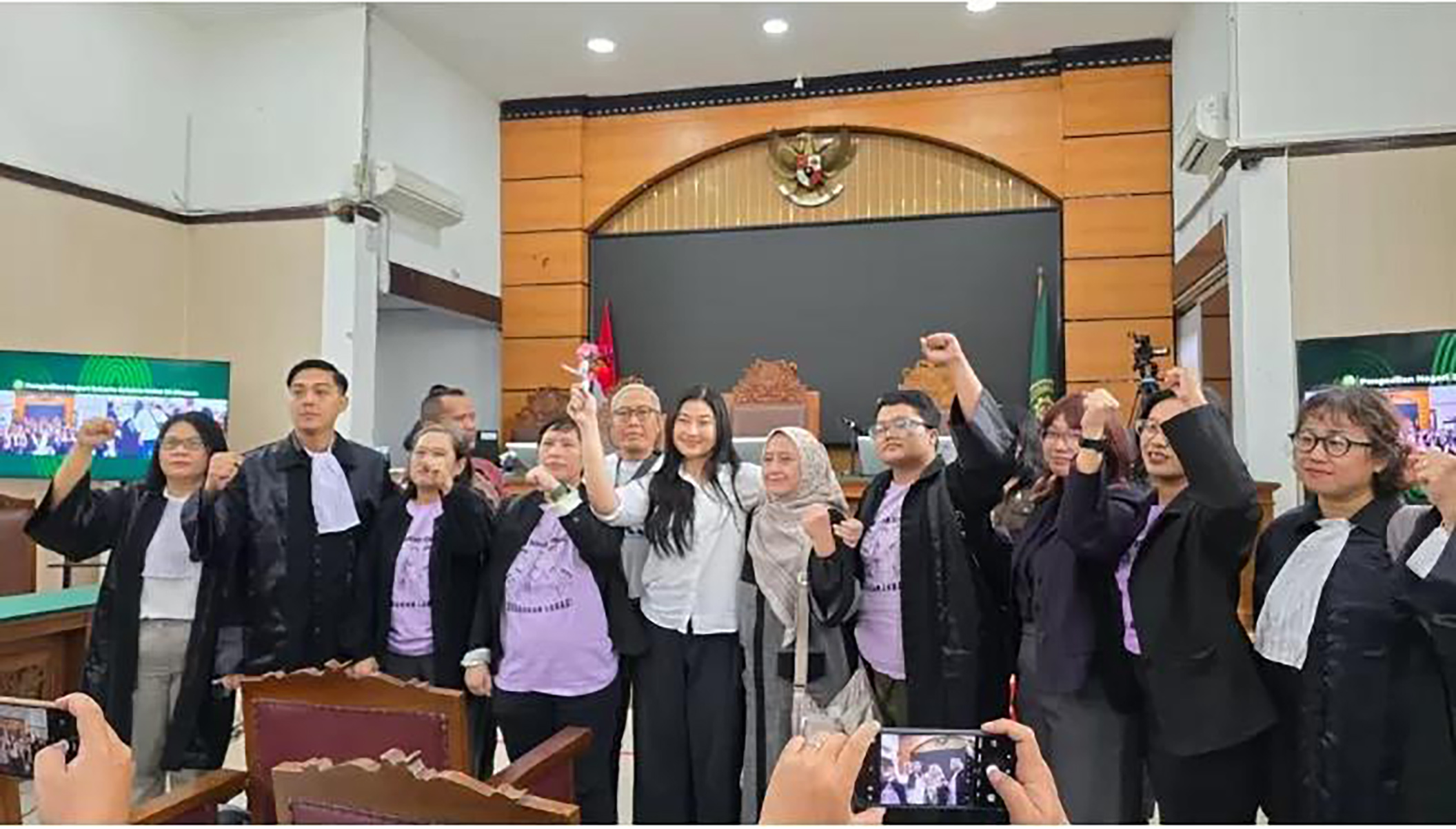 Laras Faizati bersamaa keluarga dan tim kuasa hukumnya, usai menjalani sidang vonis perkara yang melilitnya. (LBH Apik).