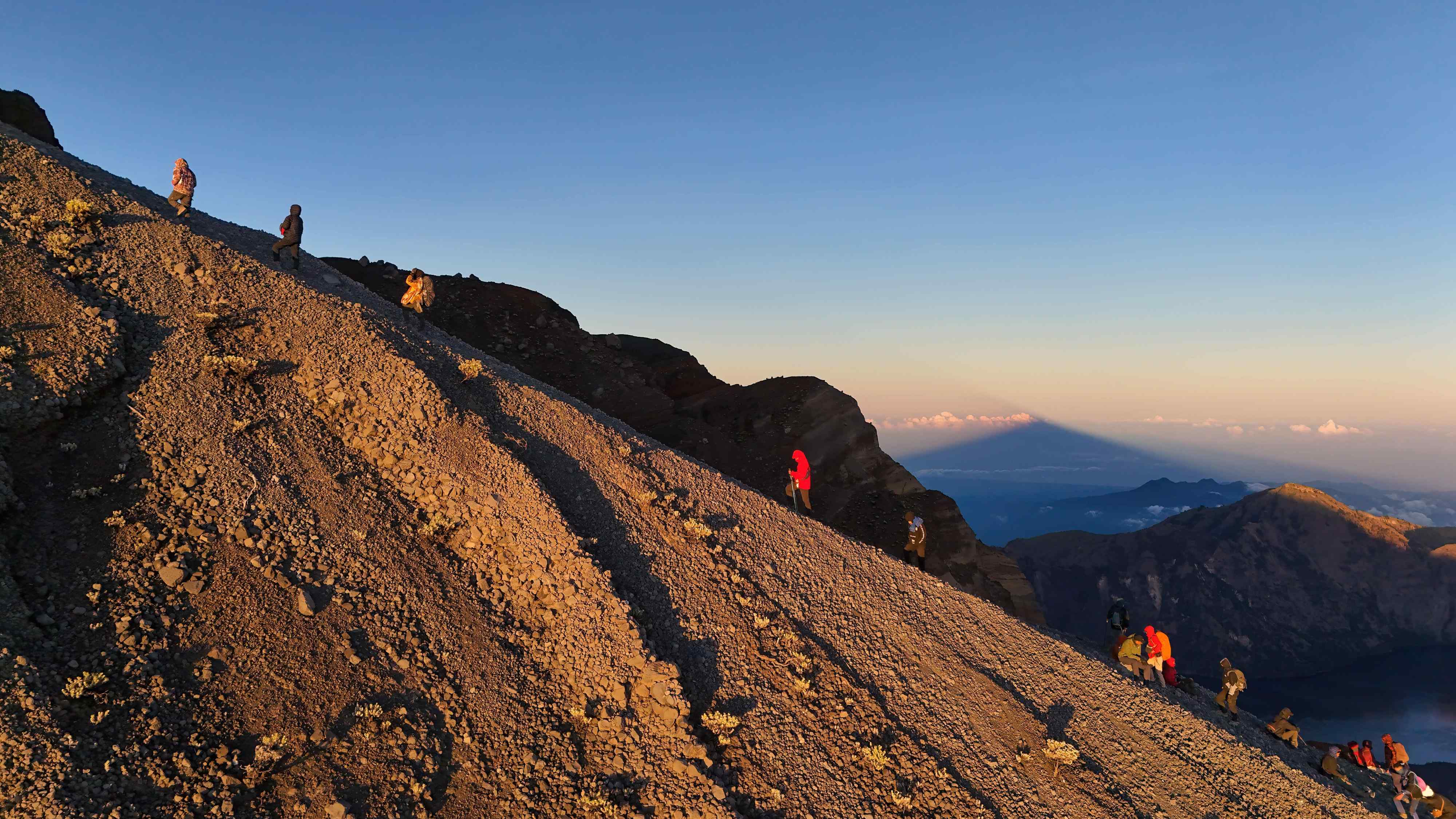 BUTUH PERSIAPAN: Gunung Rinjani memang terkenal sangat curam dan terjal, sehingga para pendaki membutuhkan persiapan ekstra.