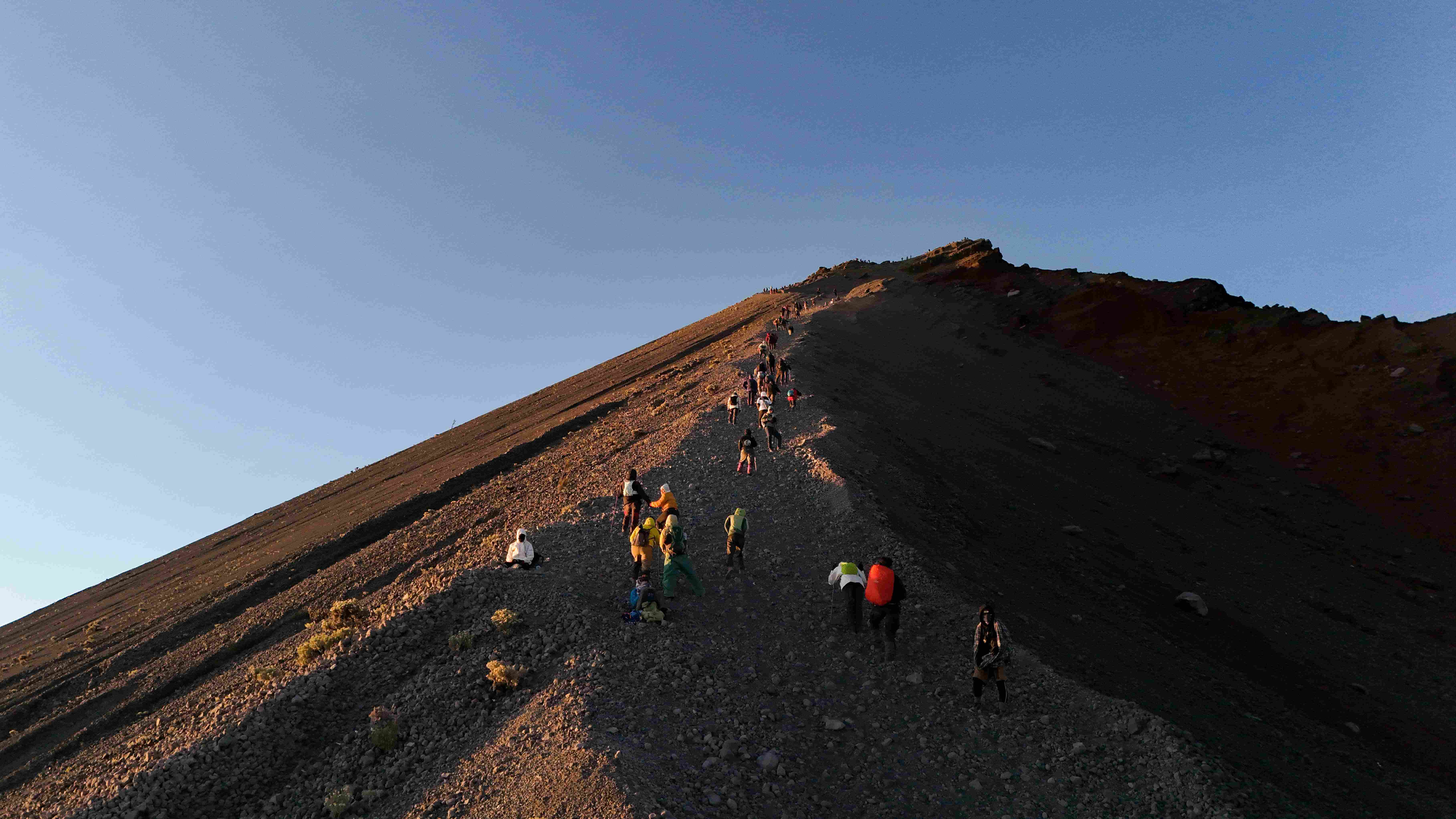 DESTINASI UNGGULAN: Sejumlah pendaki dengan penuh semangat menaklukan puncak Rinjani, beberapa waktu lalu.