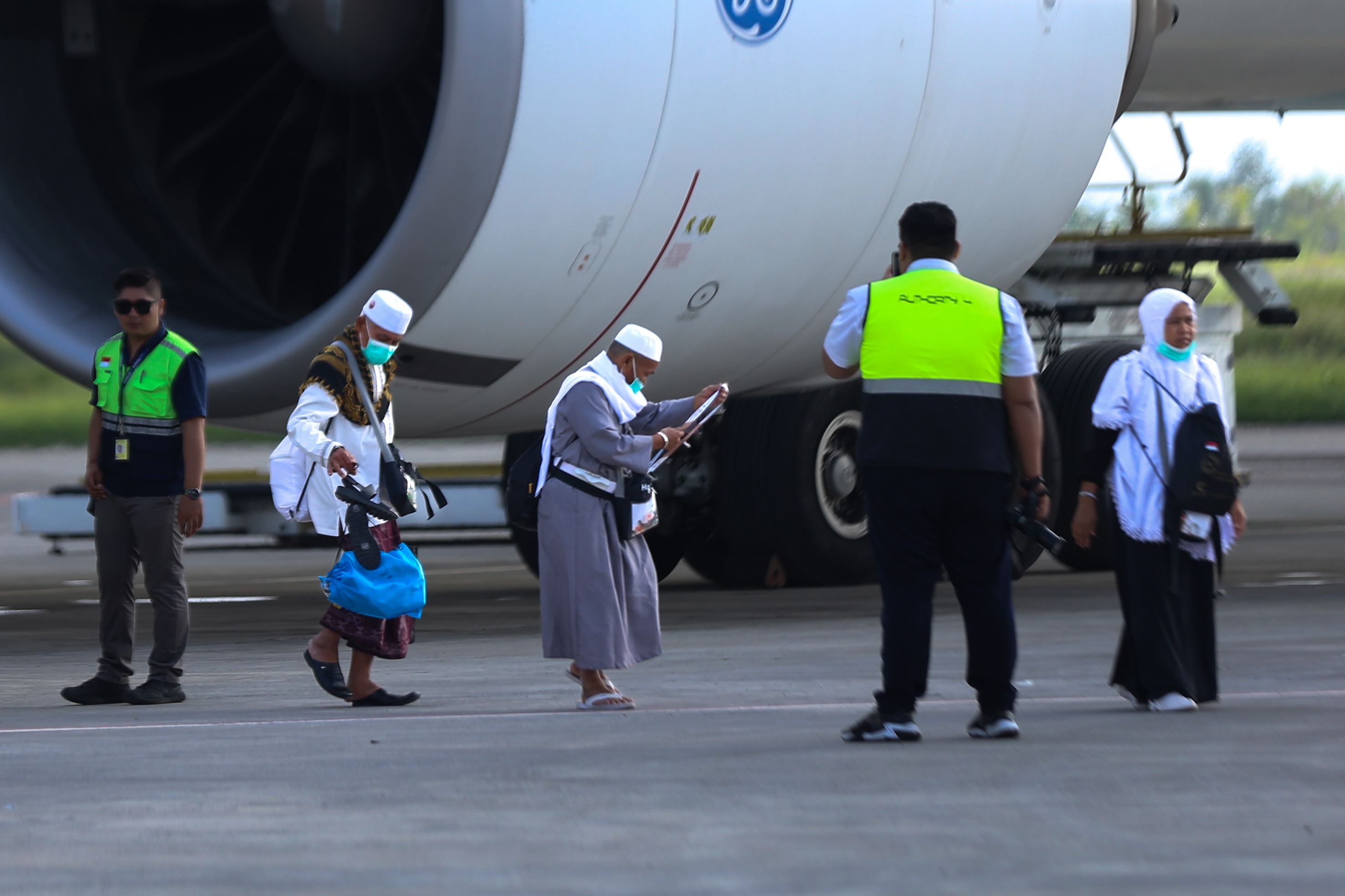 Sejumlah jemaah haji tahun 2025 asal NTB, tiba dengan selamat di  Bandara Internasional Zainuddin Abdul Madjid (BIZAM).