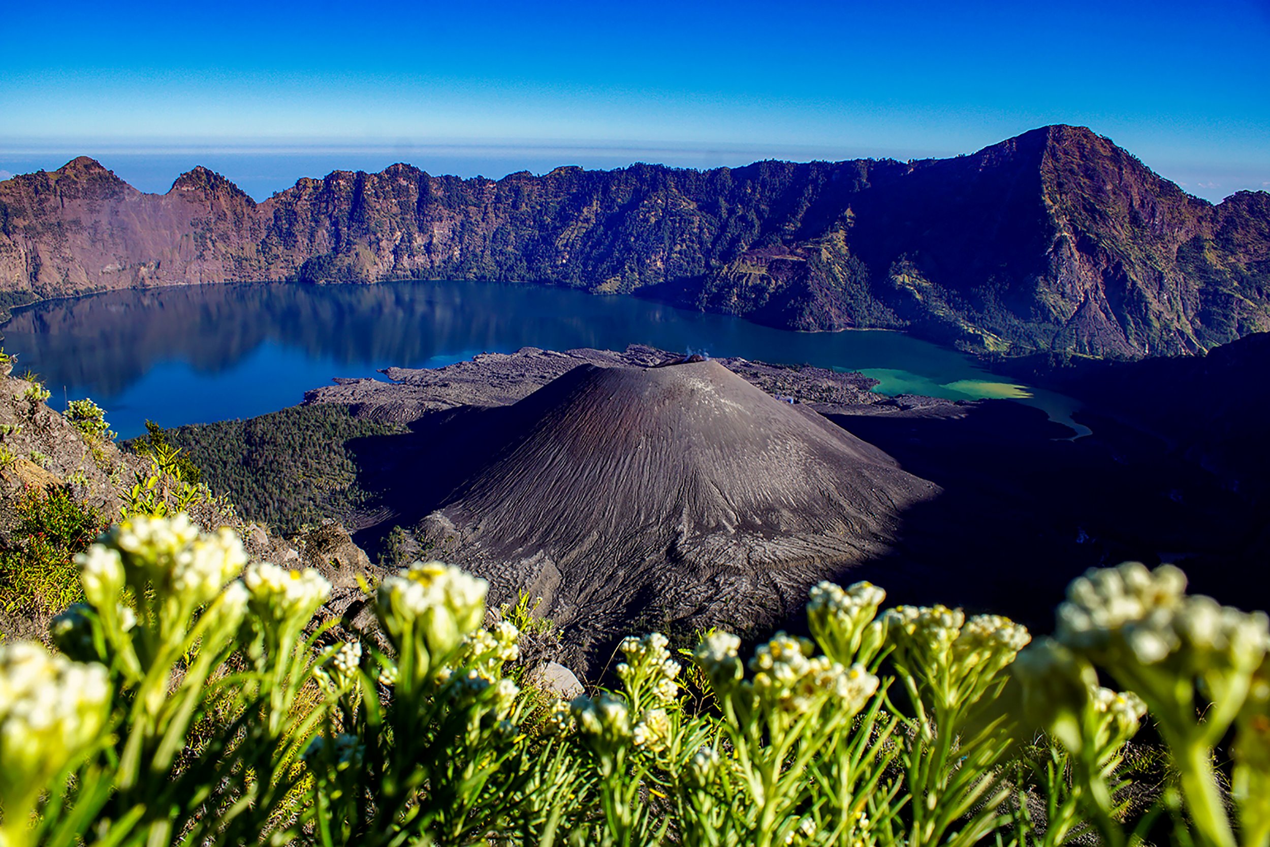 DAYA TARIK: Danau Segara Anak yang terletak di kawah Gunung Rinjani, selalu menjadi spot favorit para pendaki.