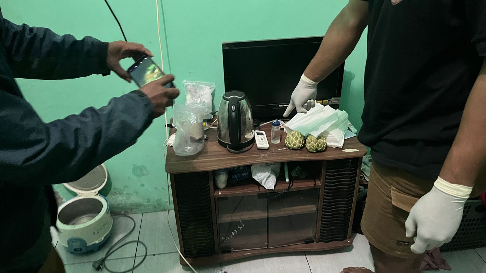 Anggota Satresnarkoba Polres Dompu menggeledah kamar yang dihuni pelaku E dan NR, Selasa (13/1).