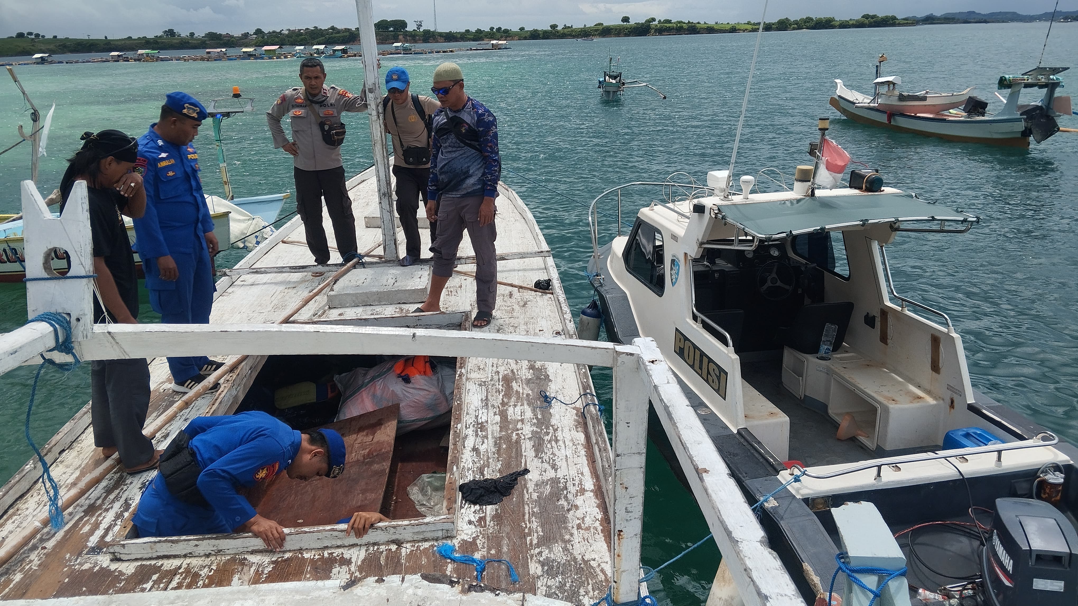 DIAMANKAN: Anggota Satpolairud Polres Lotim memeriksa kapal yang ditumpangi enam imigran gelap di Pulau Maringkik, Lombok Timur (Lotim), Minggu (11/1) lalu.