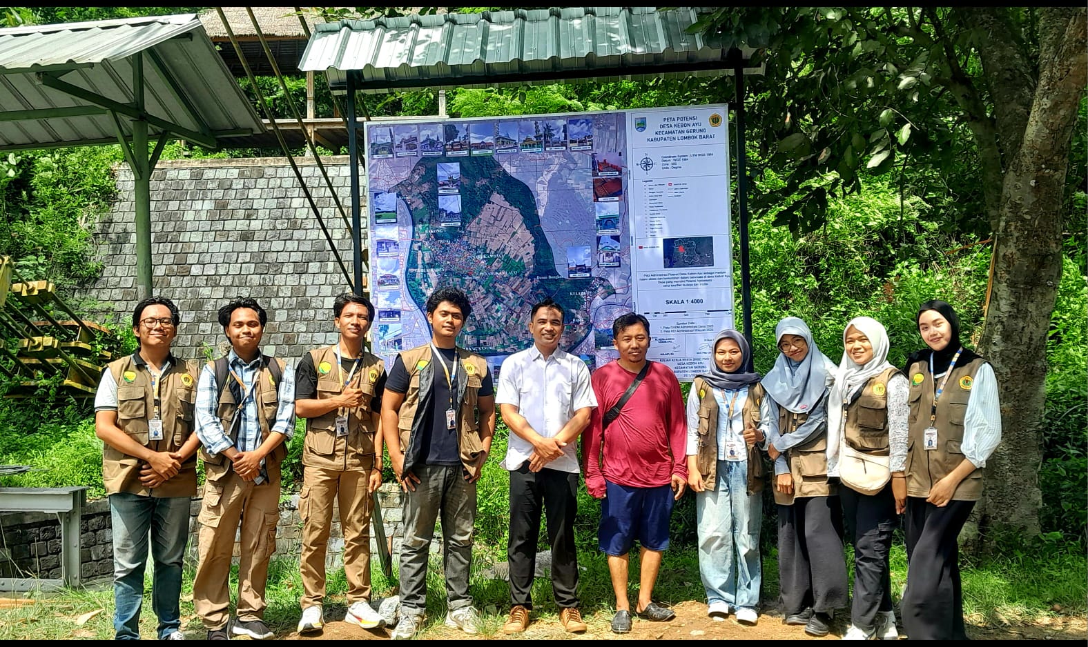 PETA WISATA: Mahasiswa KKN Unram bekerja sama dengan Pemdes Kebon Ayu meluncurkan peta wisata desa, Rabu (14/1).