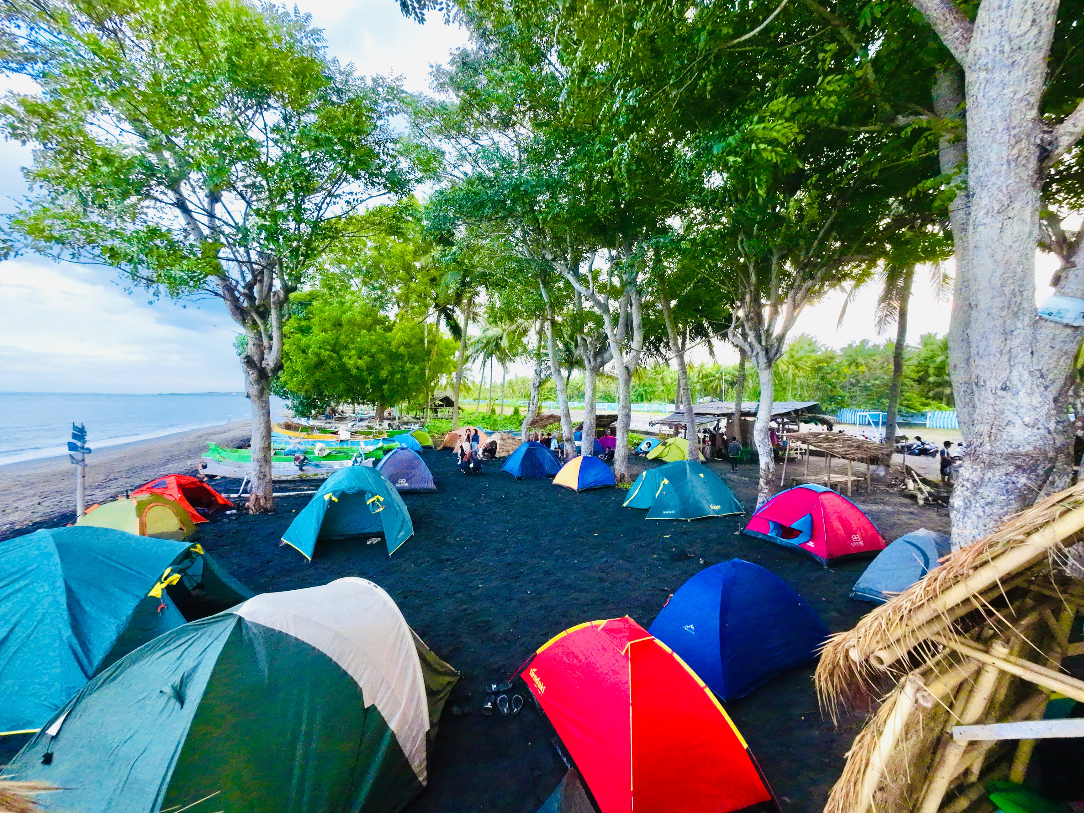 Sejumlah pengunjung yang sedang melakukan camping ground di area Pantai Sunrise Land Lombok (SLL) belum lama ini.