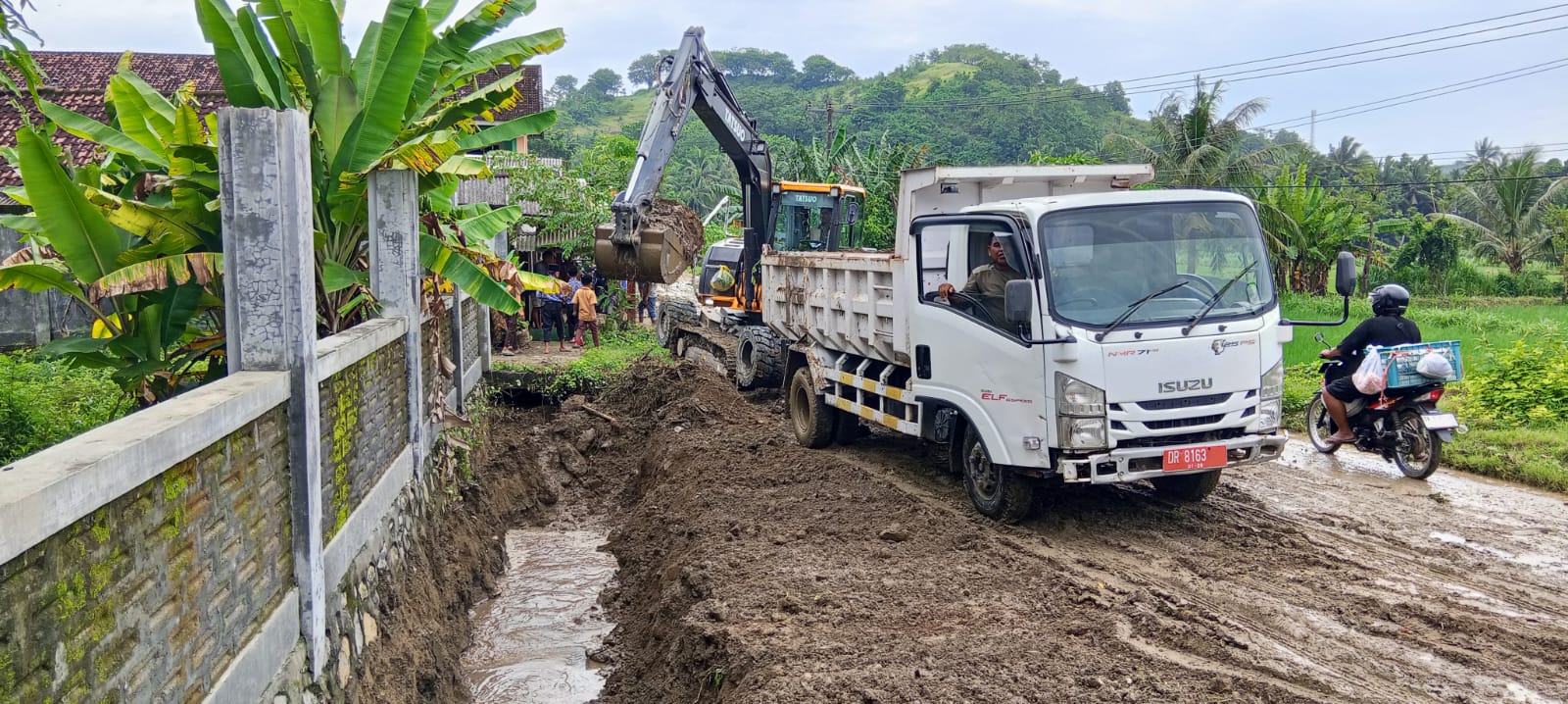 Gubernur NTB Lalu Muhamad Iqbal meninjau lokasi bencana di Sekotong, Rabu (14/1).
