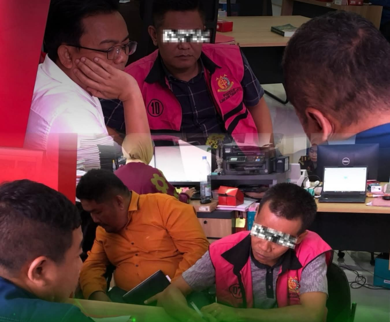Tersangka Indra Jaya Usman dan M Nashib Ikroman saat pelimpahan di Kejati Mataram, Kamis (15/1).