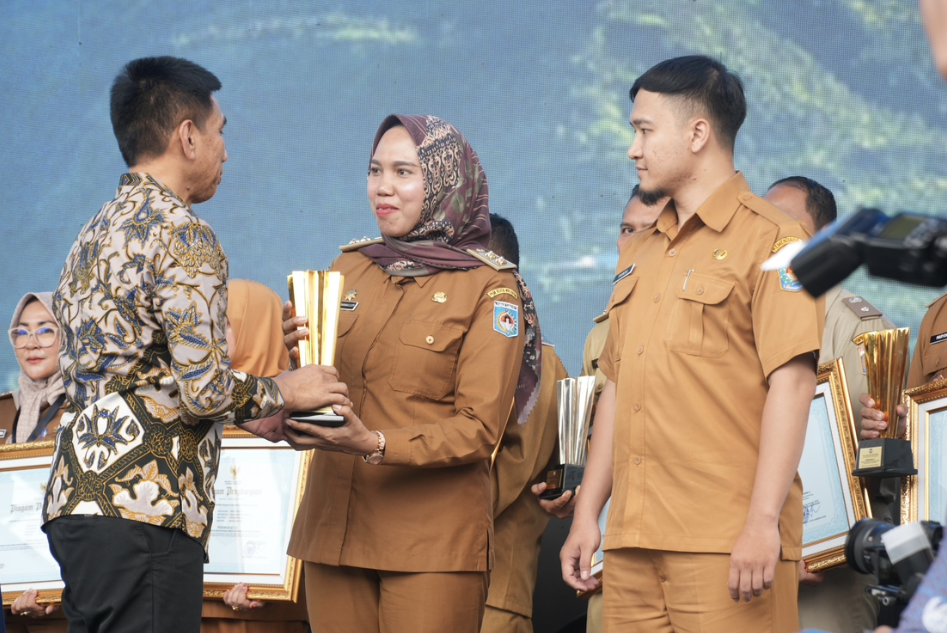 Penerimaan penghargaan untuk kelurahan Pagesangan.