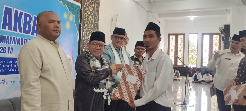 Bupati KLU Najmul Akhyar menyerahkan SK kepada salah satu tenaga PPPK Paruh Waktu