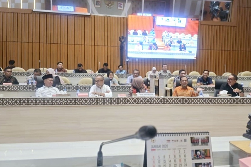 Pimpinan DPRD NTB dan rombongan Komisi IV saat menggelar rapat bersama Komisi V DPR RI dan jajaran Kementerian PU di Gedung Nusantara, Senayan, Jakarta, Rabu (14/1).