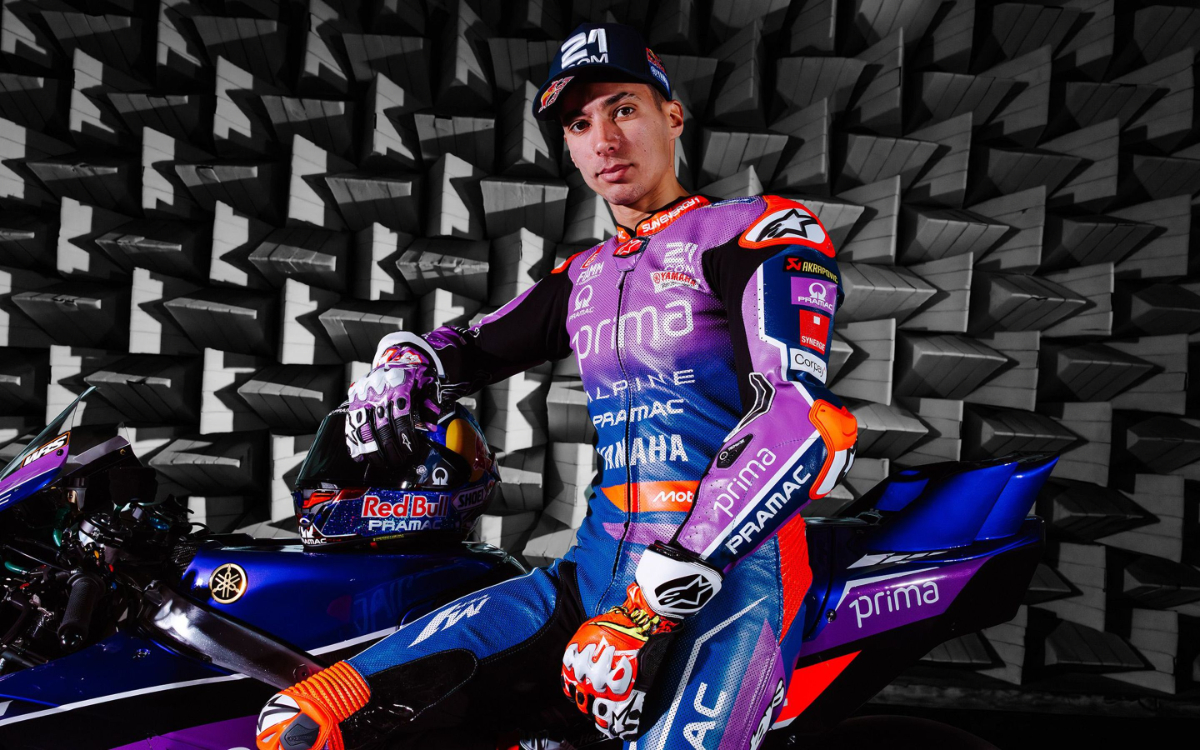 Prima Pramac Yamaha merilis livery MotoGP 2026 di Siena. Jack Miller dan Toprak Razgatlioglu siap memulai era ungu-biru Yamaha.
