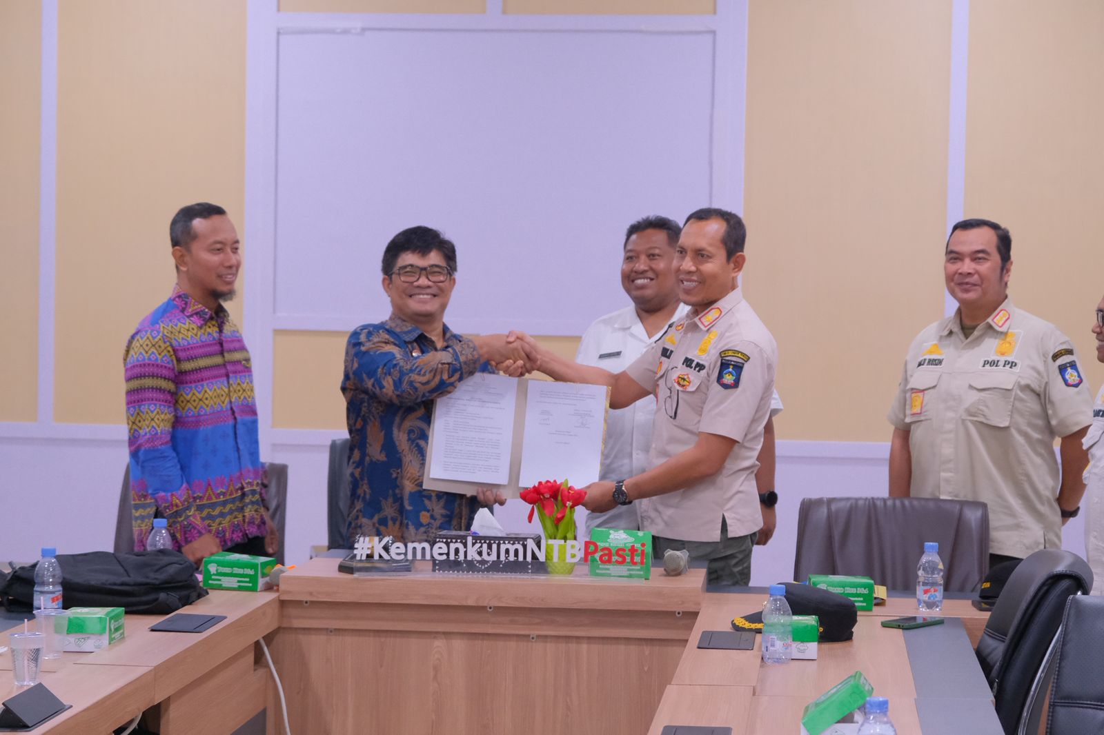 Penyerahan Berita Acara Selesai Harmonisasi oleh Kepala Divisi Peraturan Perundang-undangan dan Pembinaan Hukum Kanwil Kemenkum NTB dan Kepala Satuan Polisi Pamong Praja Loteng selaku pemrakarsa